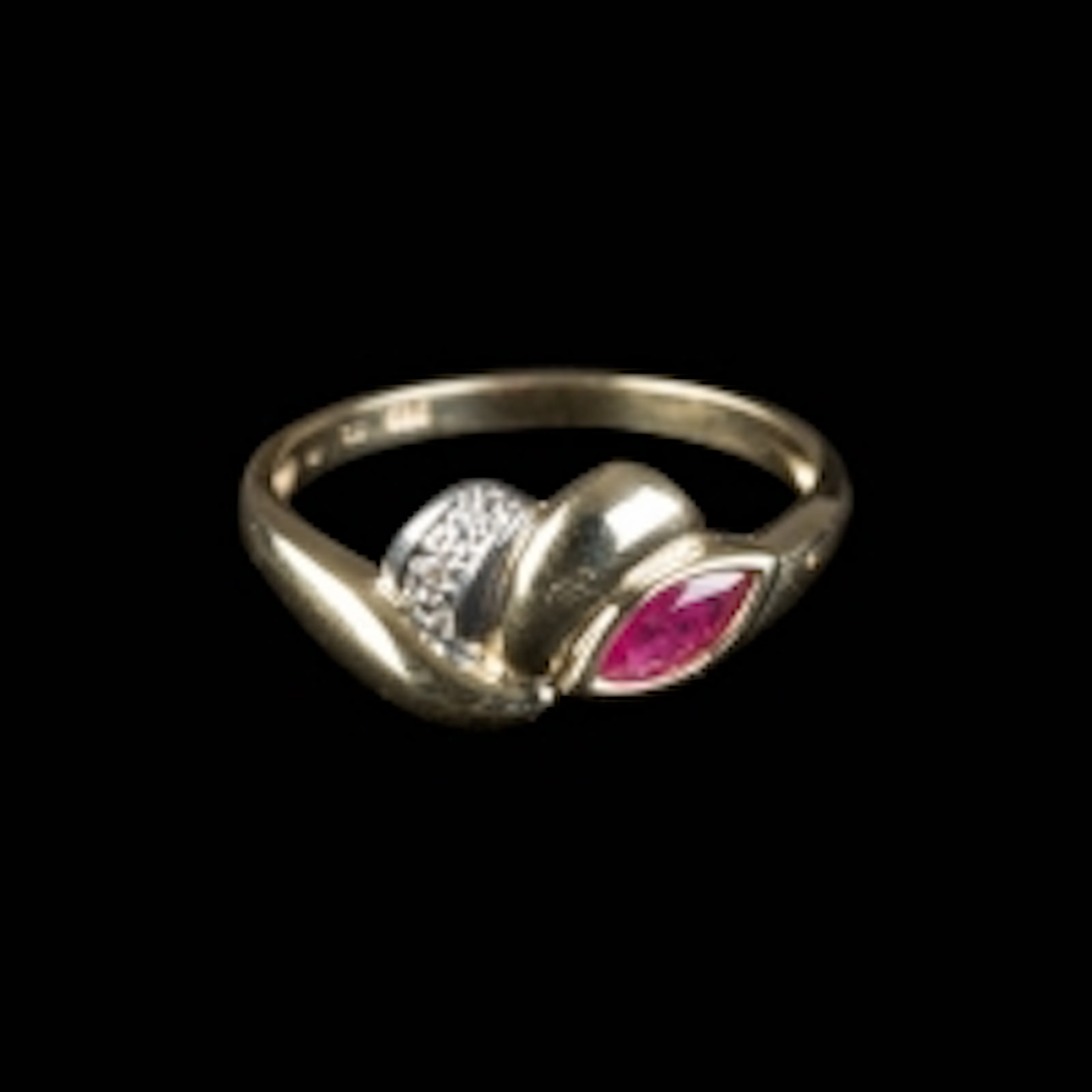 FEINER EDELSTEINRING MIT RUBIN UND DIAMANTBESATZ