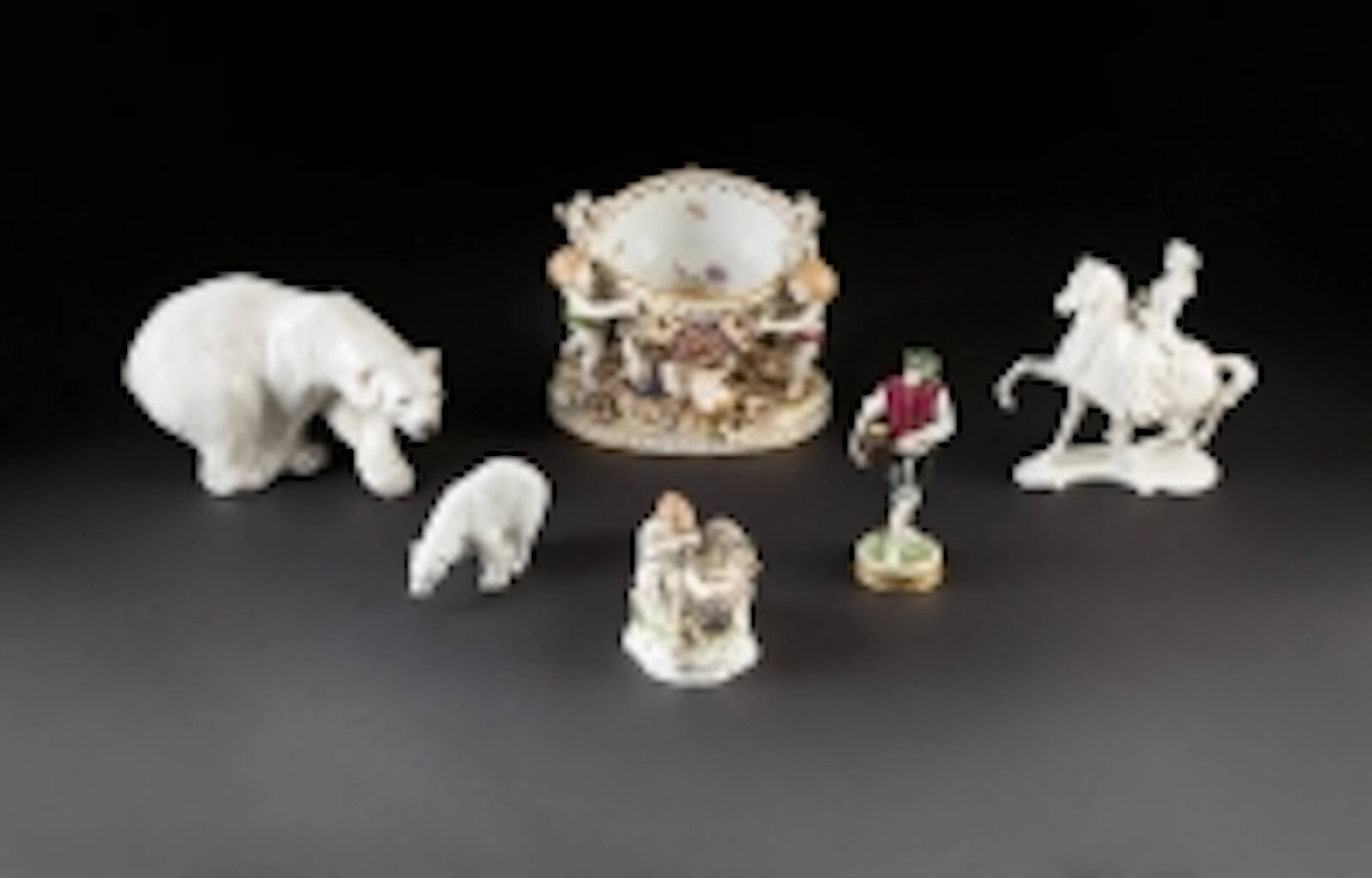 GRUPPE VON SECHS PORZELLANFIGUREN