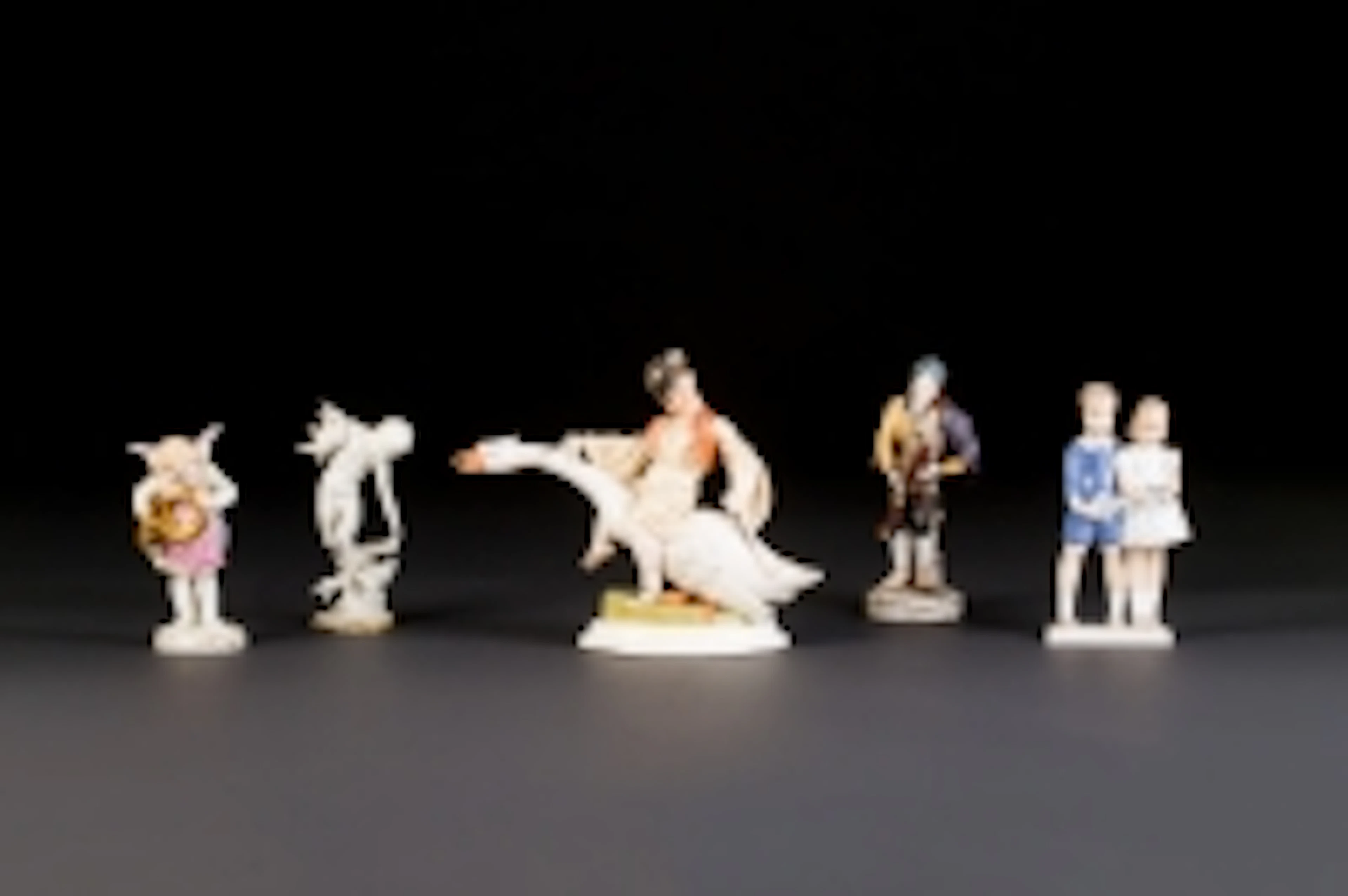 KONVOLUT VON SECHS PORZELLANFIGUREN