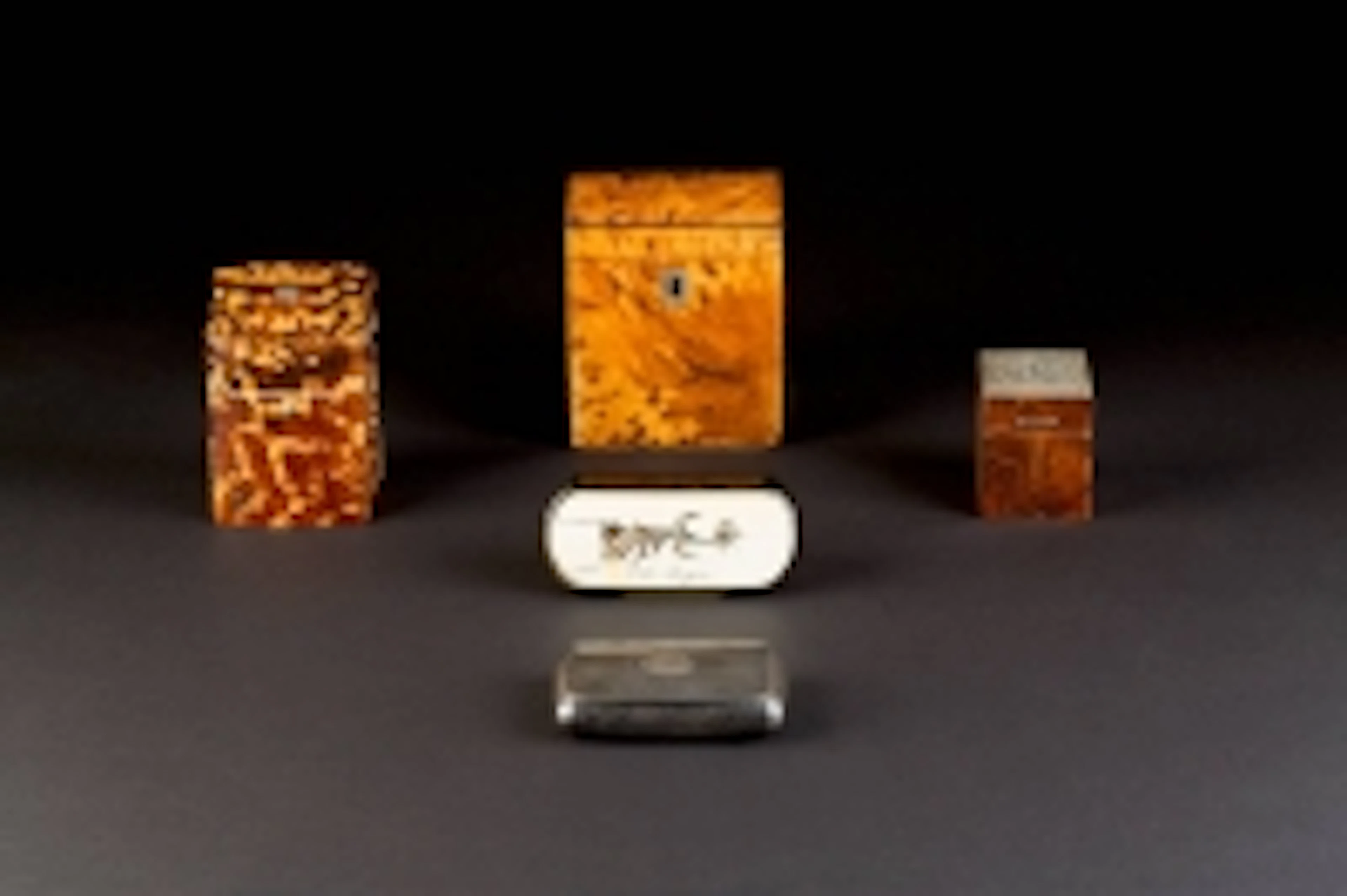 SAMMLUNG VON ZWEI TABATIÈREN UND DREI DOSEN