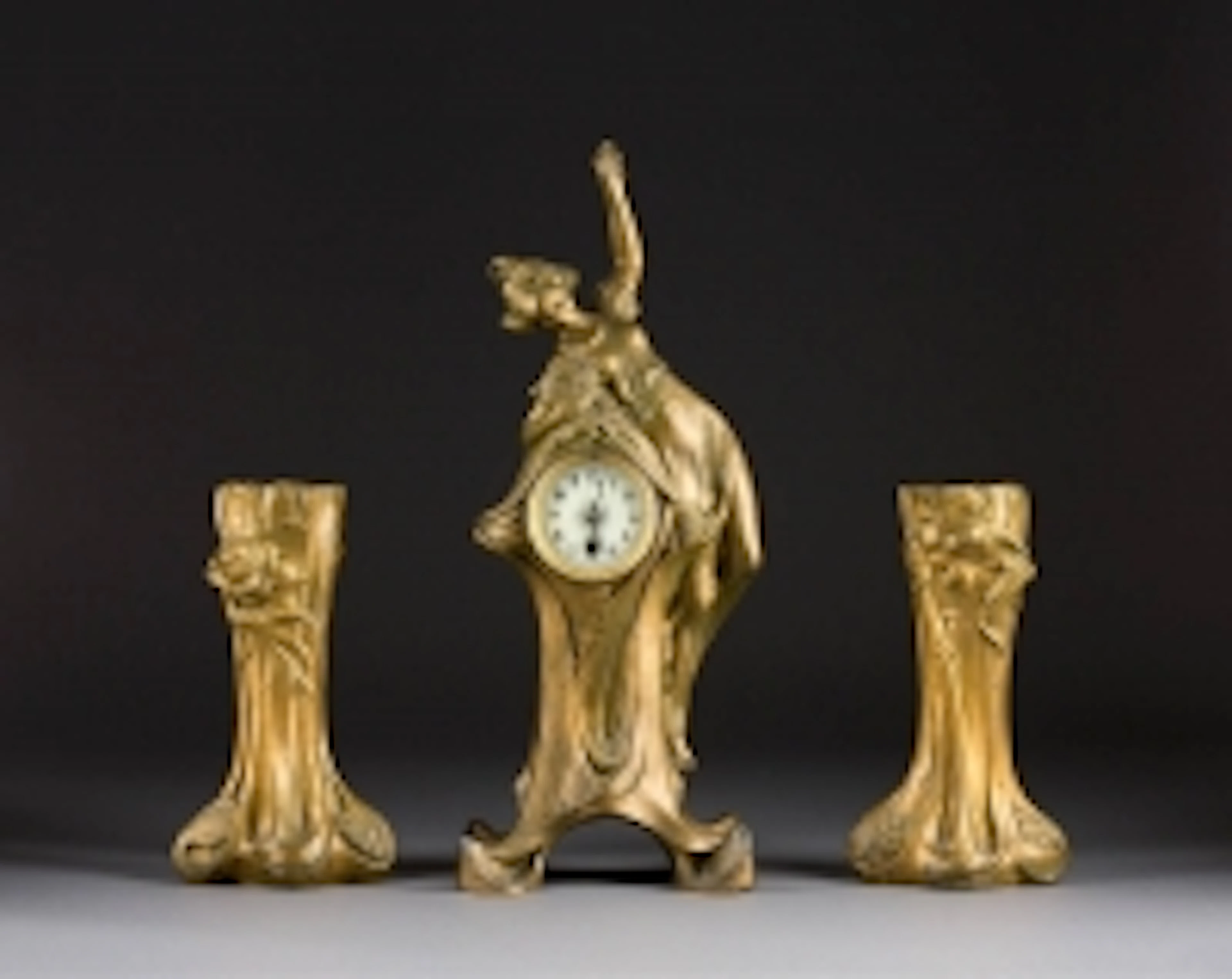 JUGENDSTIL-KAMINUHR MIT ZWEI BEISTELLERN