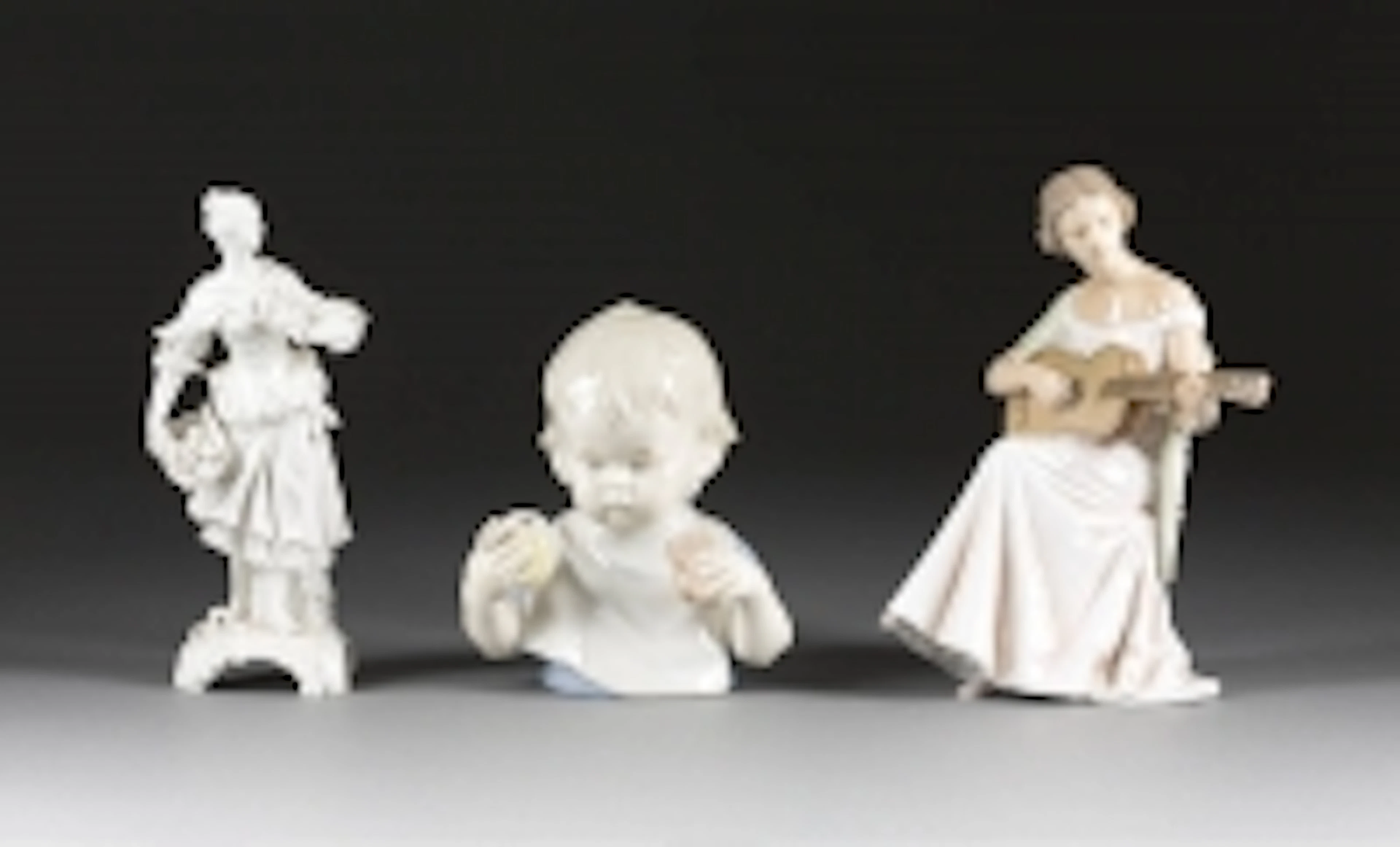 DREI PORZELLANFIGUREN