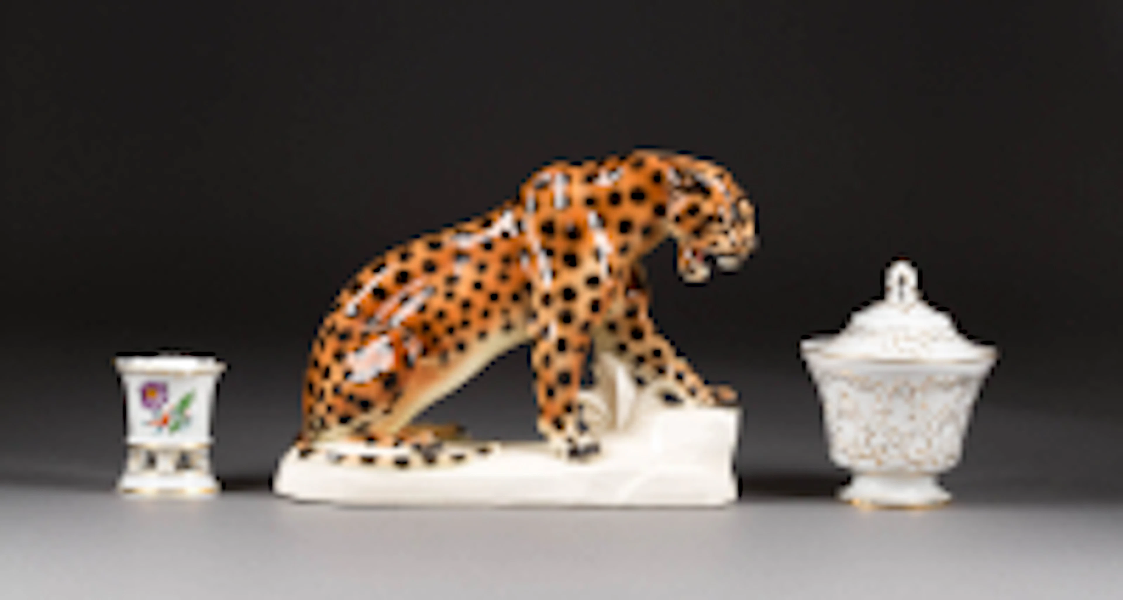 EINE VASE, EINE DOSE UND EINE PORZELLANFIGUR Deutsch, Meissen so