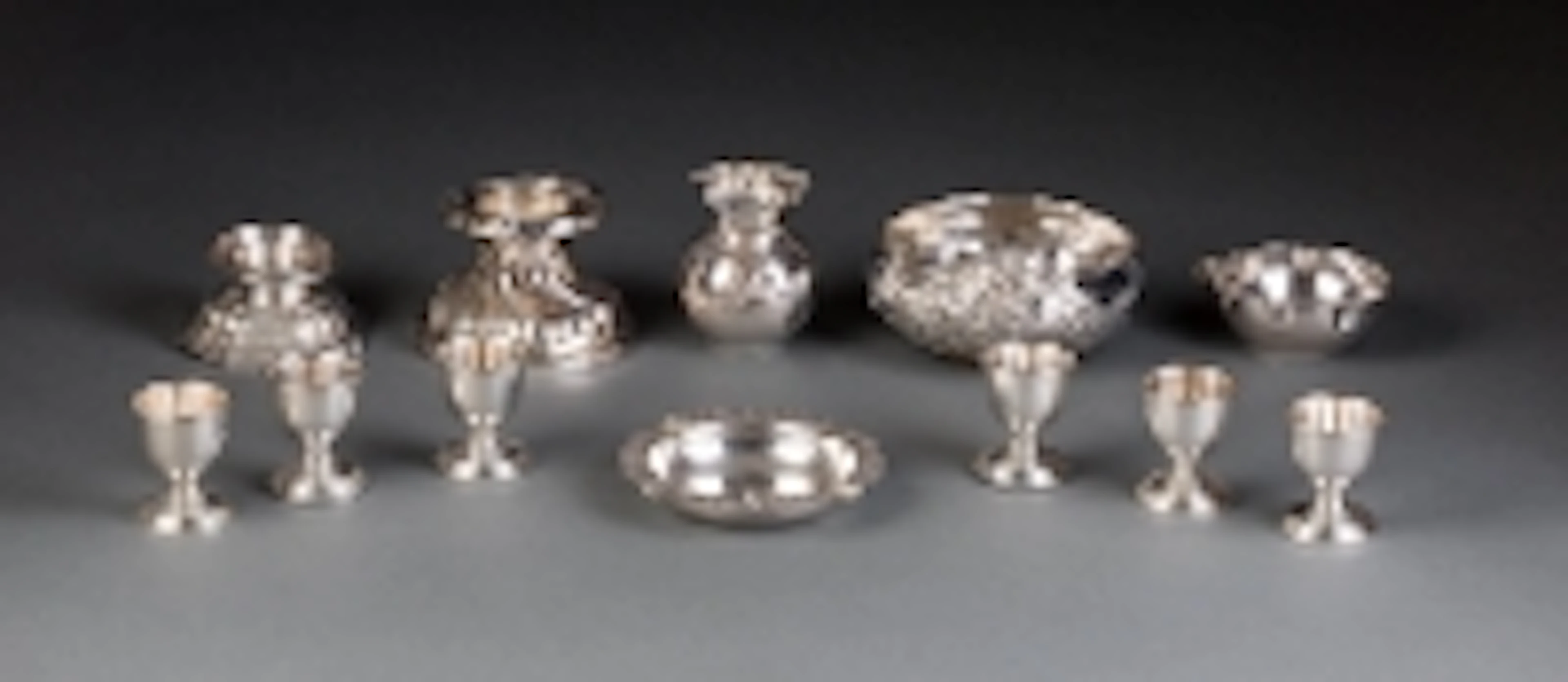 SECHS FUSSBECHER, ZWEI SCHALEN, EINE VASE, EIN ASCHENBECHER UND