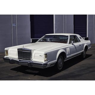 ELVIS PRESLEY | 1977 LINCOLN CONTINENTAL MARK V (WITH PHOTOS AND BOOK)