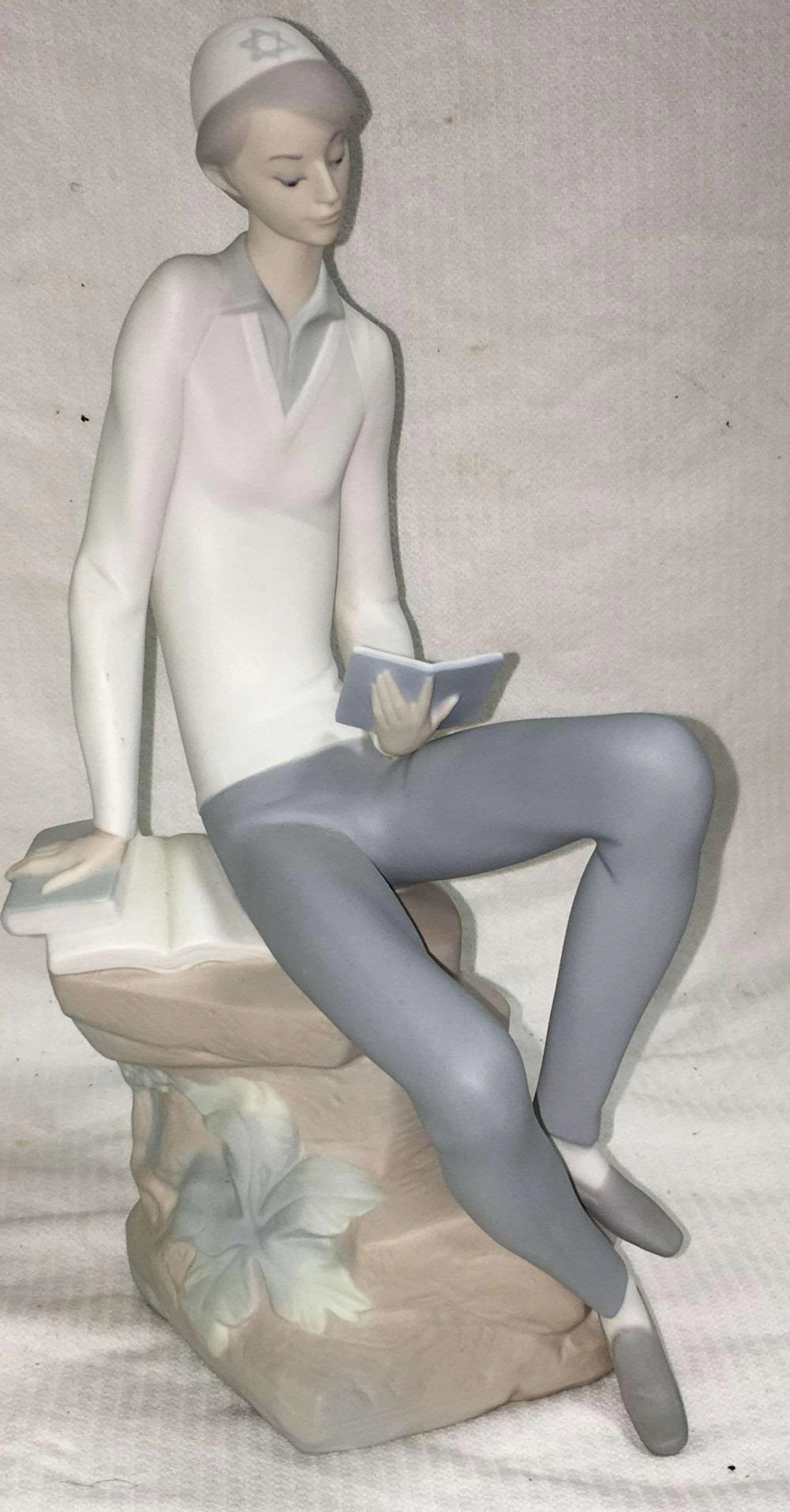 Lladro Porcelain Figurine Of Boy With Book