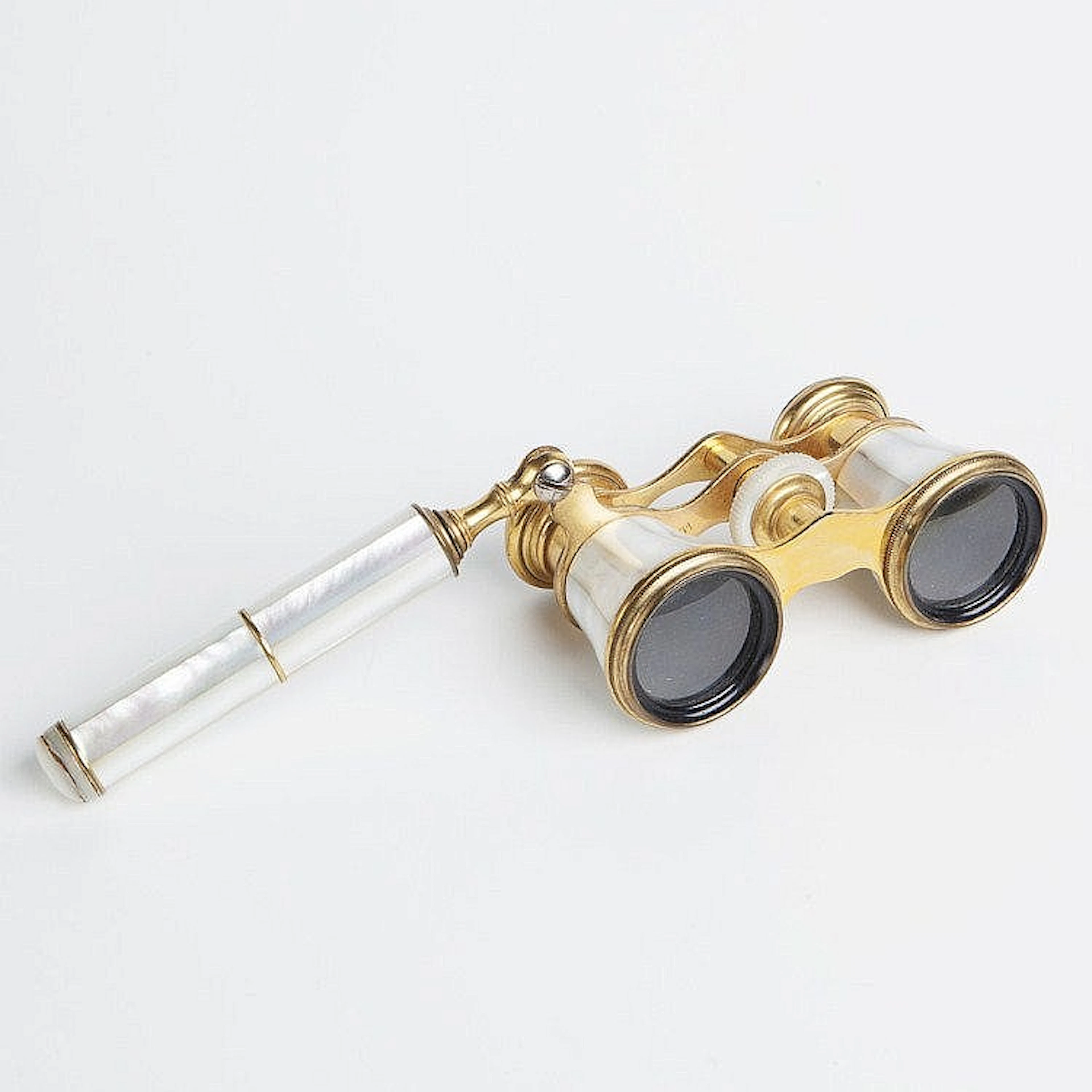 Binocolo da teatro in ottone dorato e madreperla.