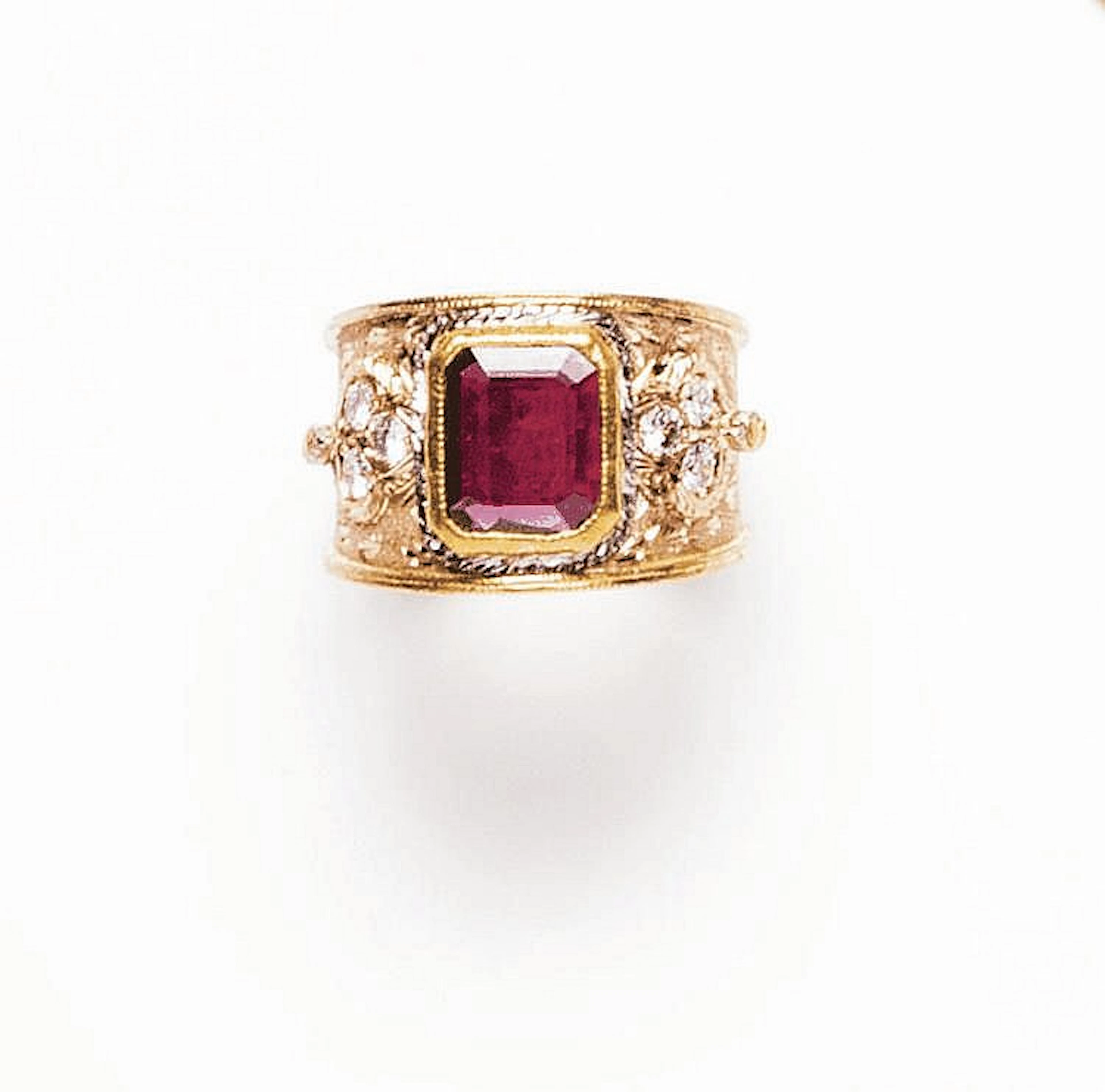 Anello a fascia in oro giallo 18 ct con tormalina rossa