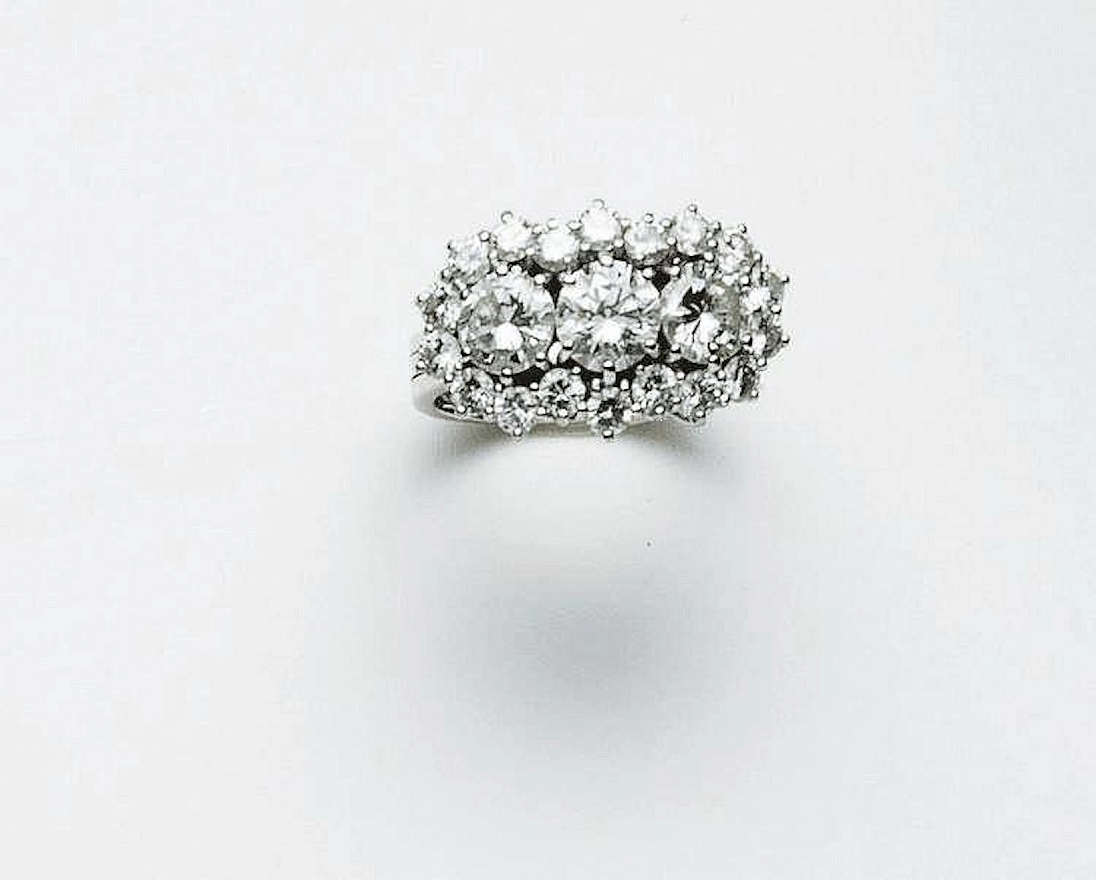 Anello trilogy in oro bianco 18 ct con tre diamanti taglio brillante