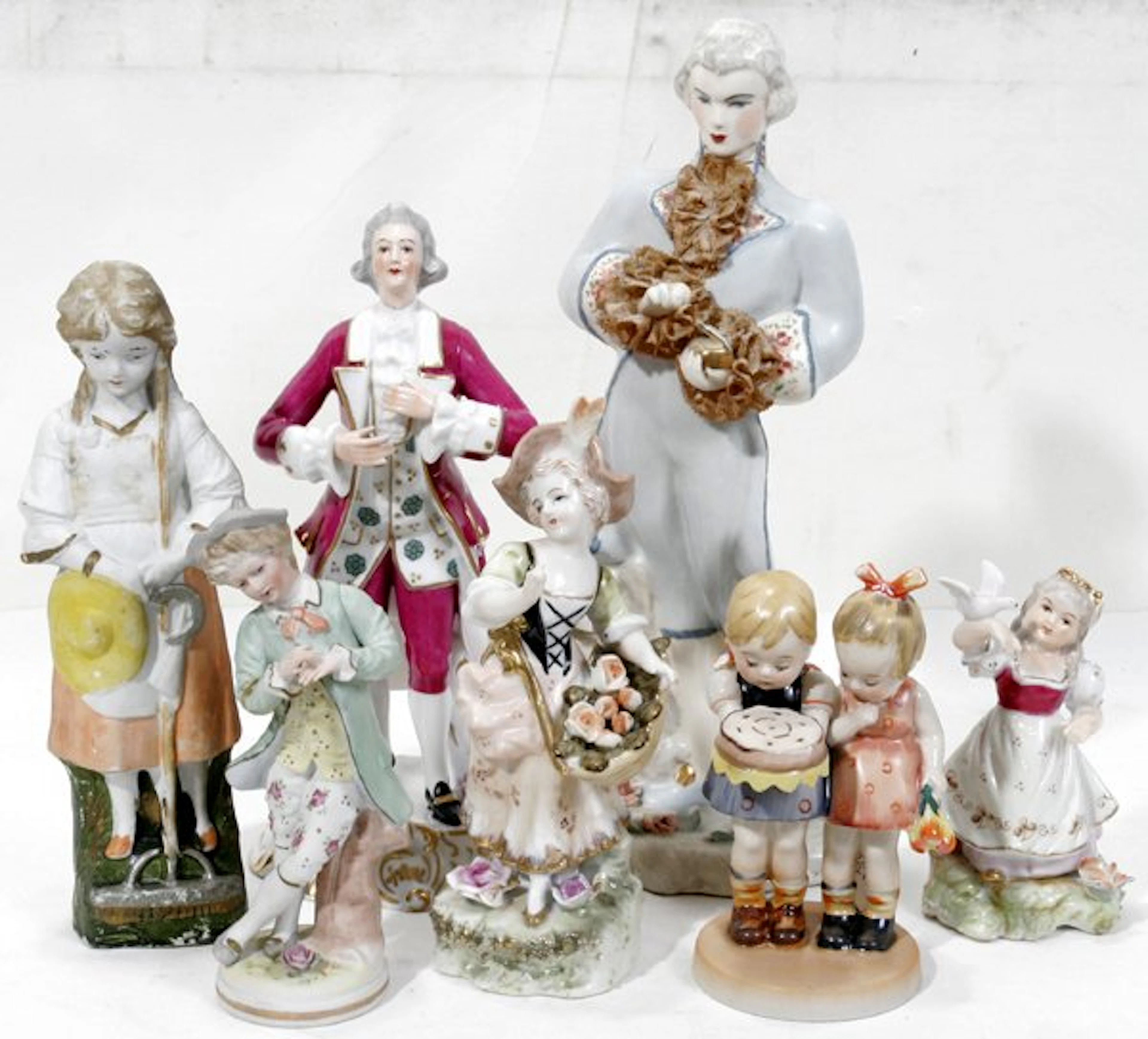 031695: GLAZED POTTERY & BISQUE FIGURES