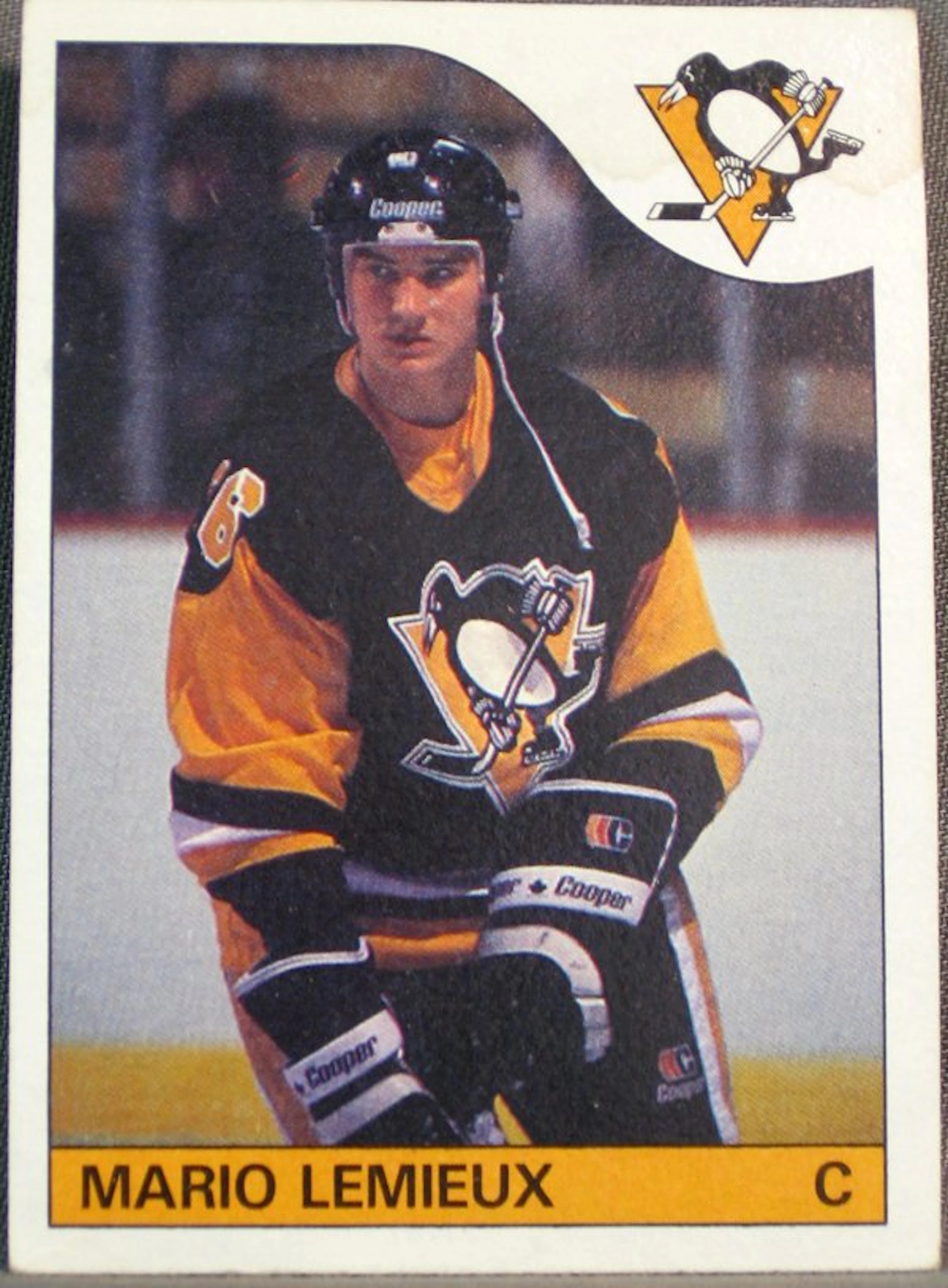 120167: HOCKEY MEMORABILIA, BANNERS, TRADING CARDS