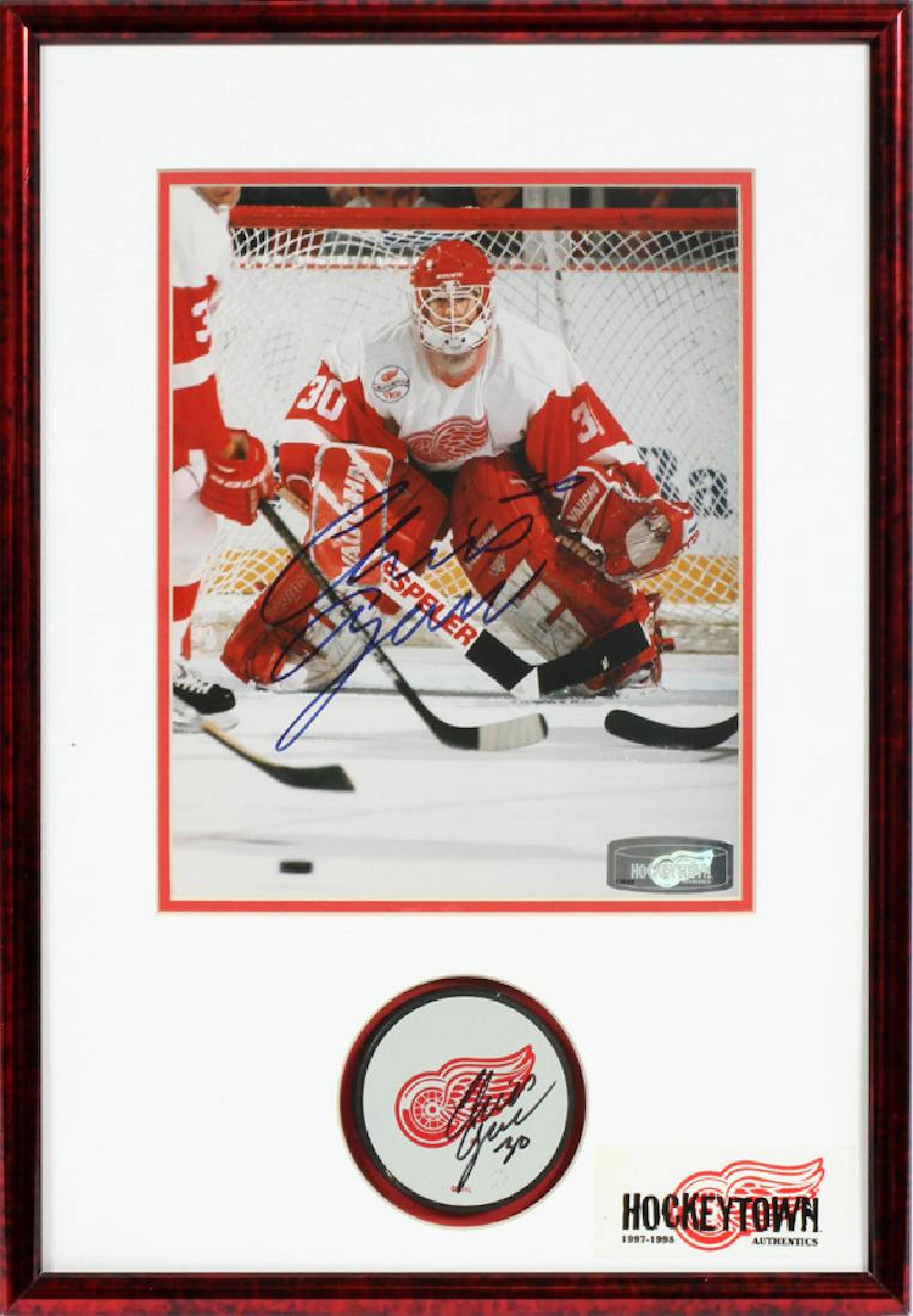 Red wings chris osgood autographed photo & puck