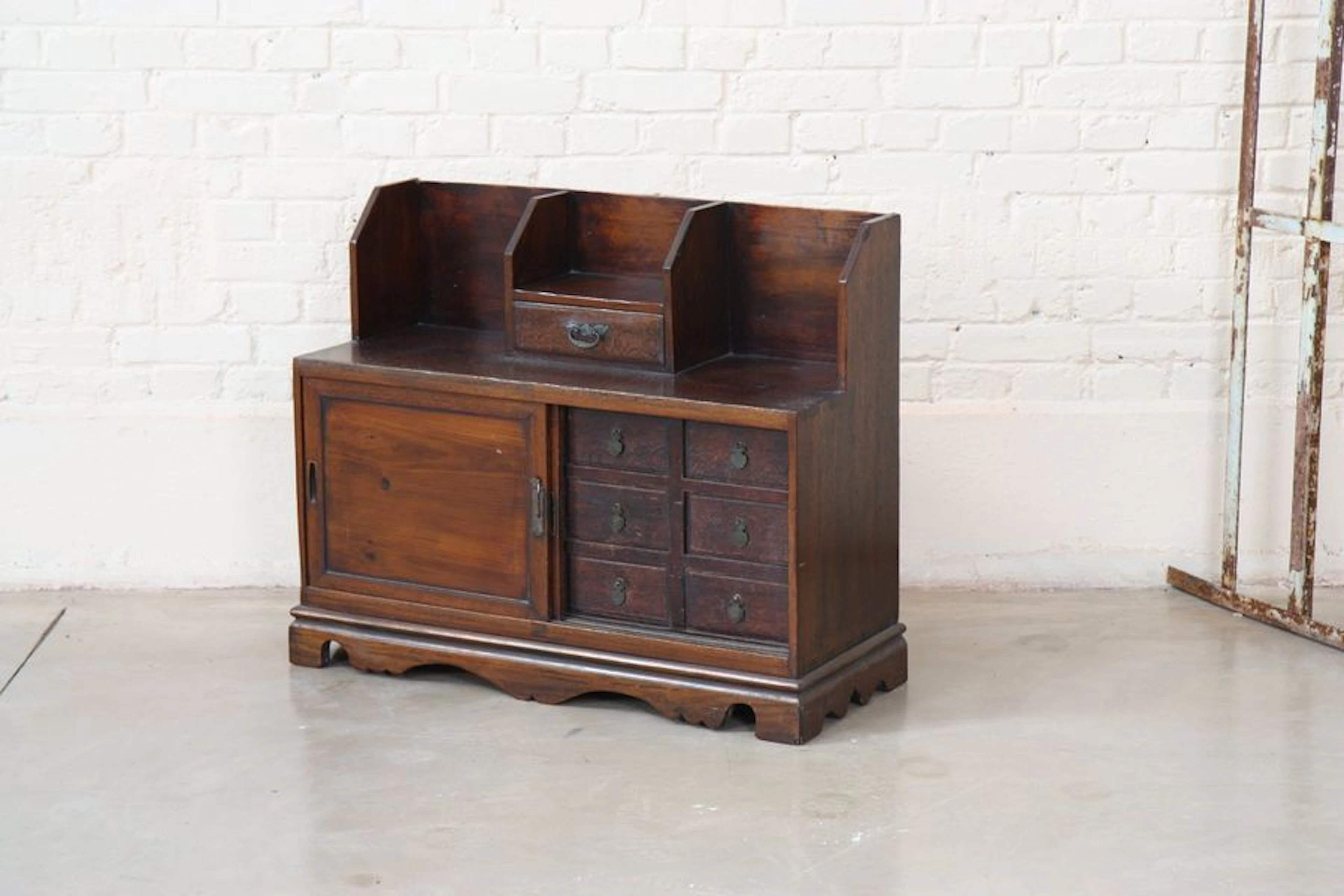 Meuble asiatique en bois exotique ouvrant…