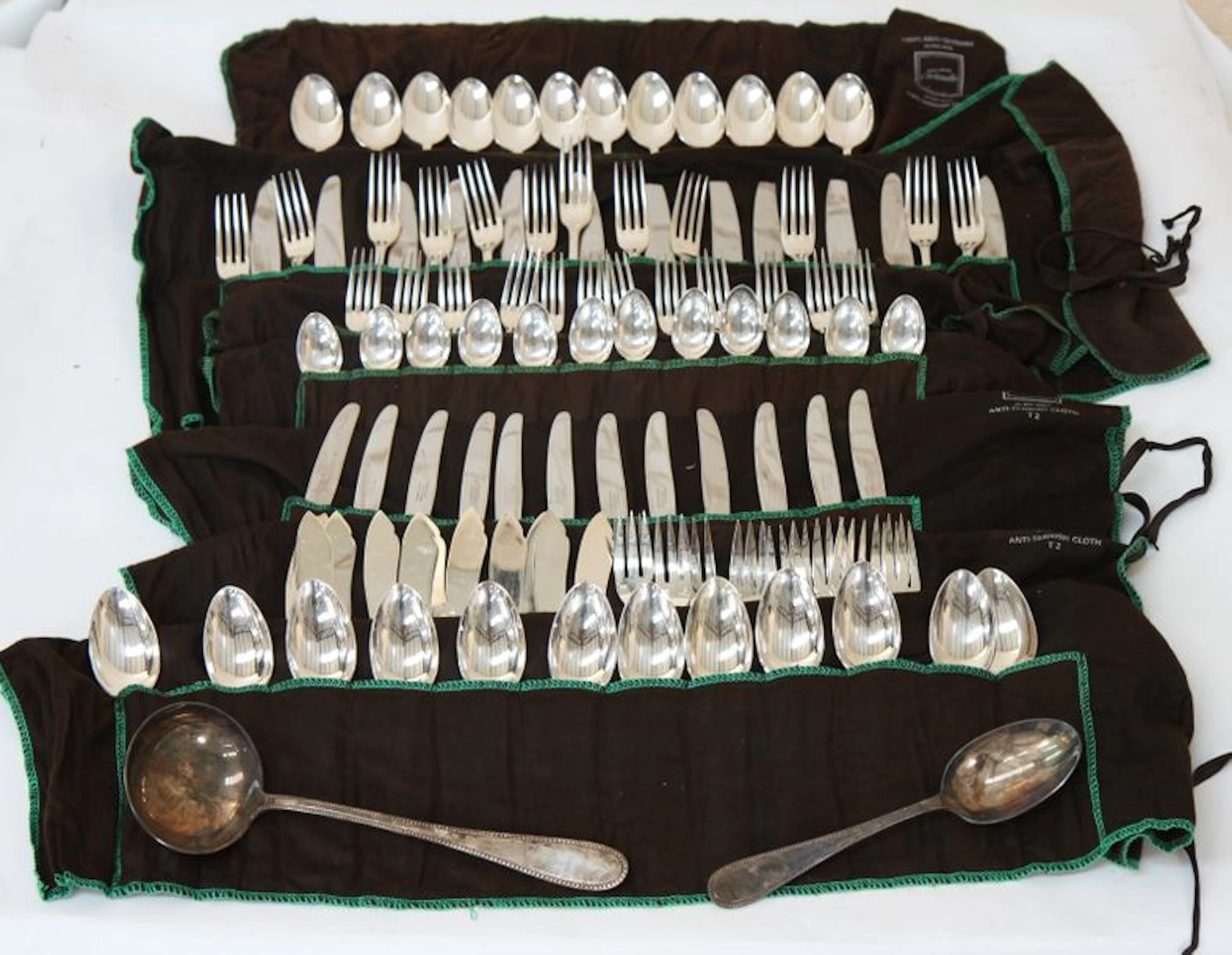 Ménagère par François FRIONNET En métal…