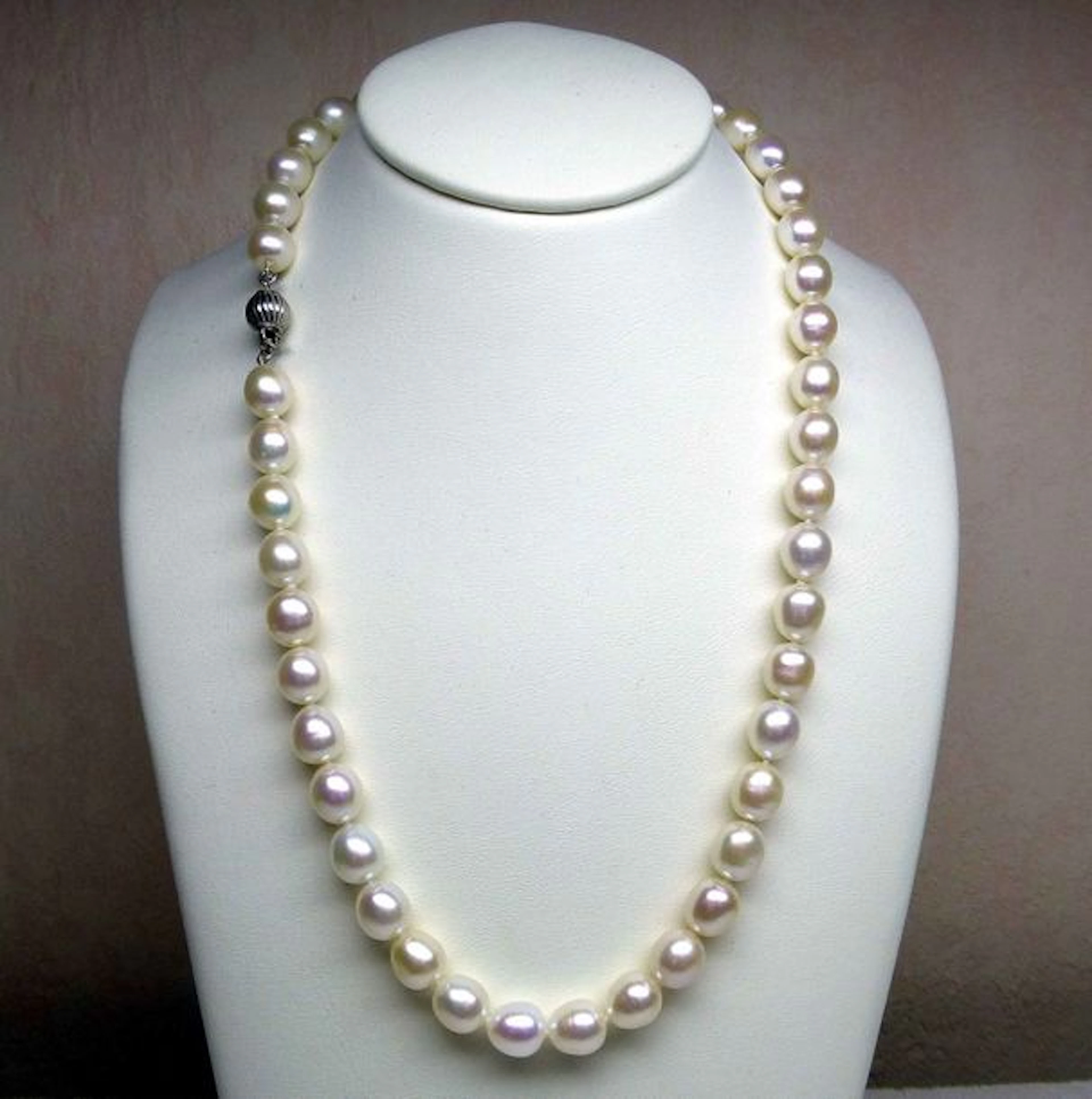 Un très joli et important collier de perles…