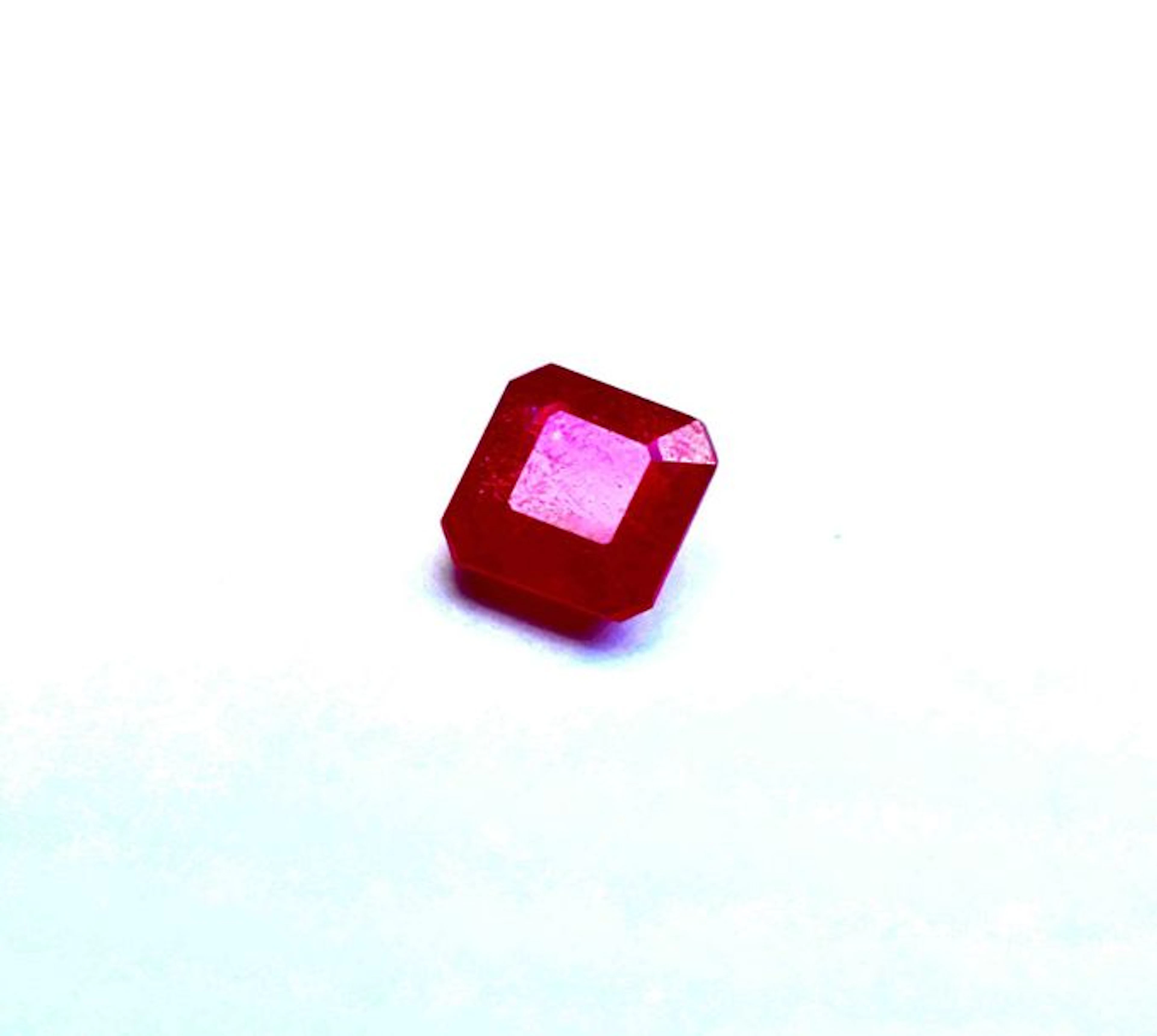 Sur papier un rubis traîté taille square…