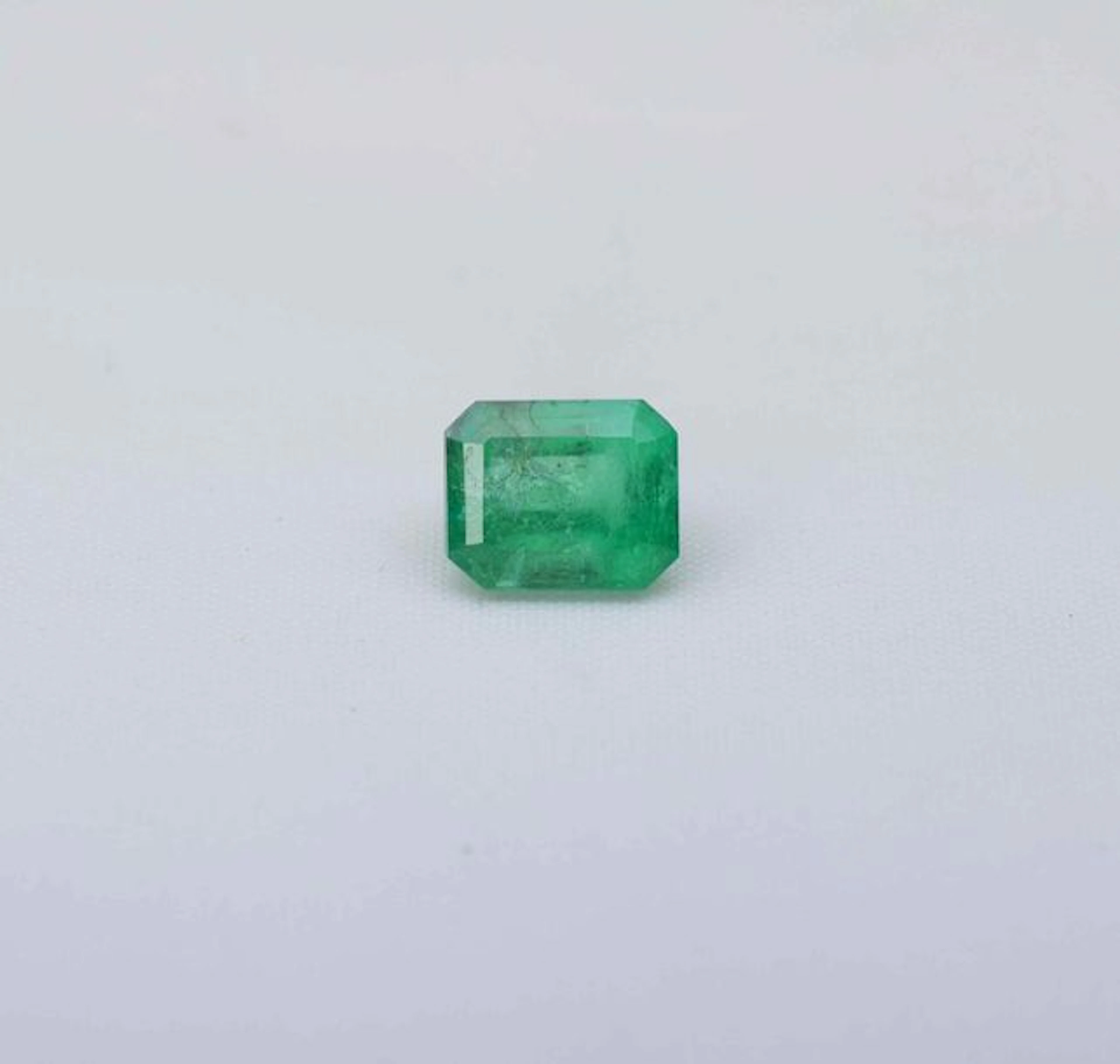 Sur papier, Emeraude taille à degrés Colombie…