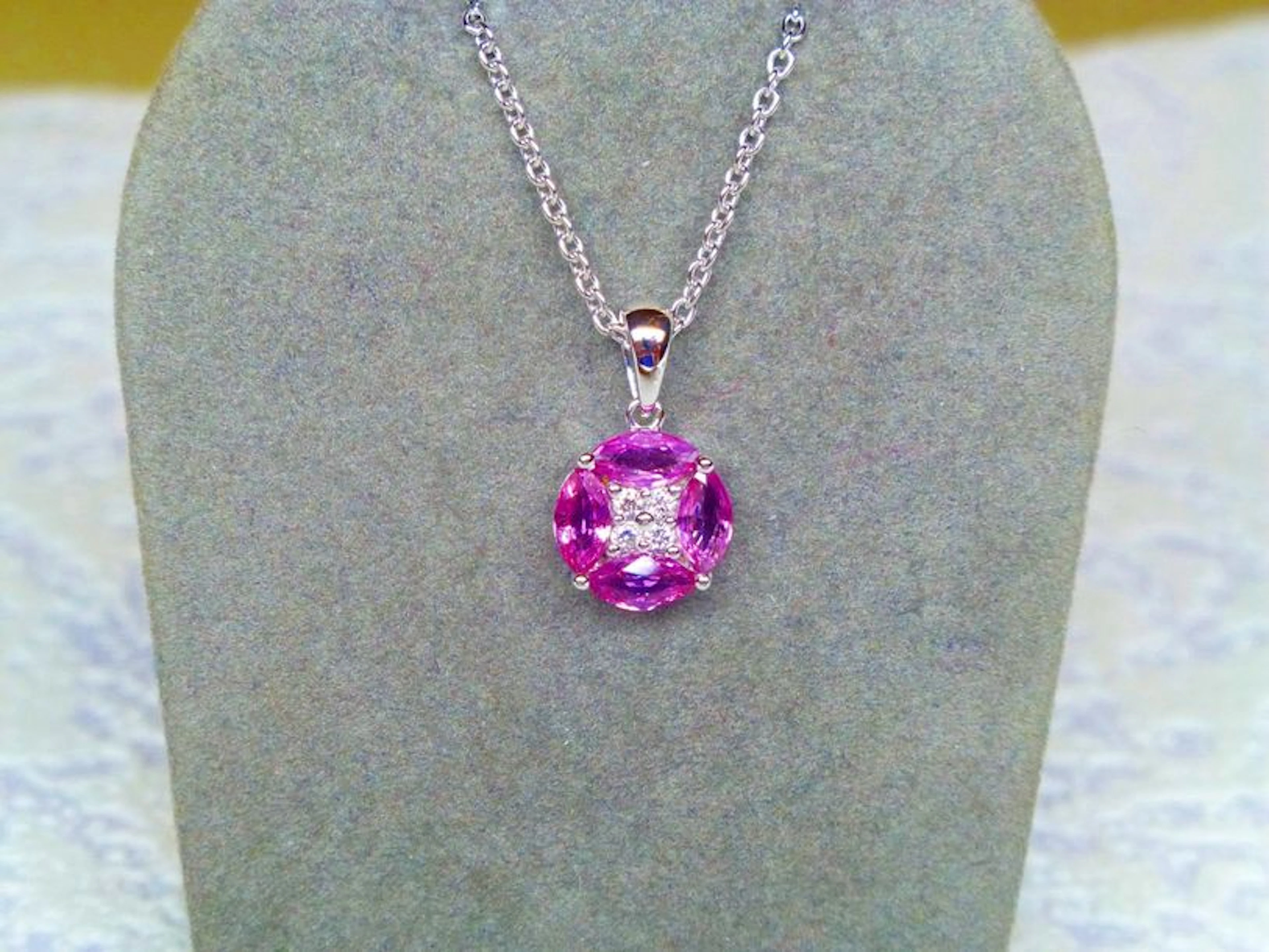Ravissant pendentif or blanc serti en son…