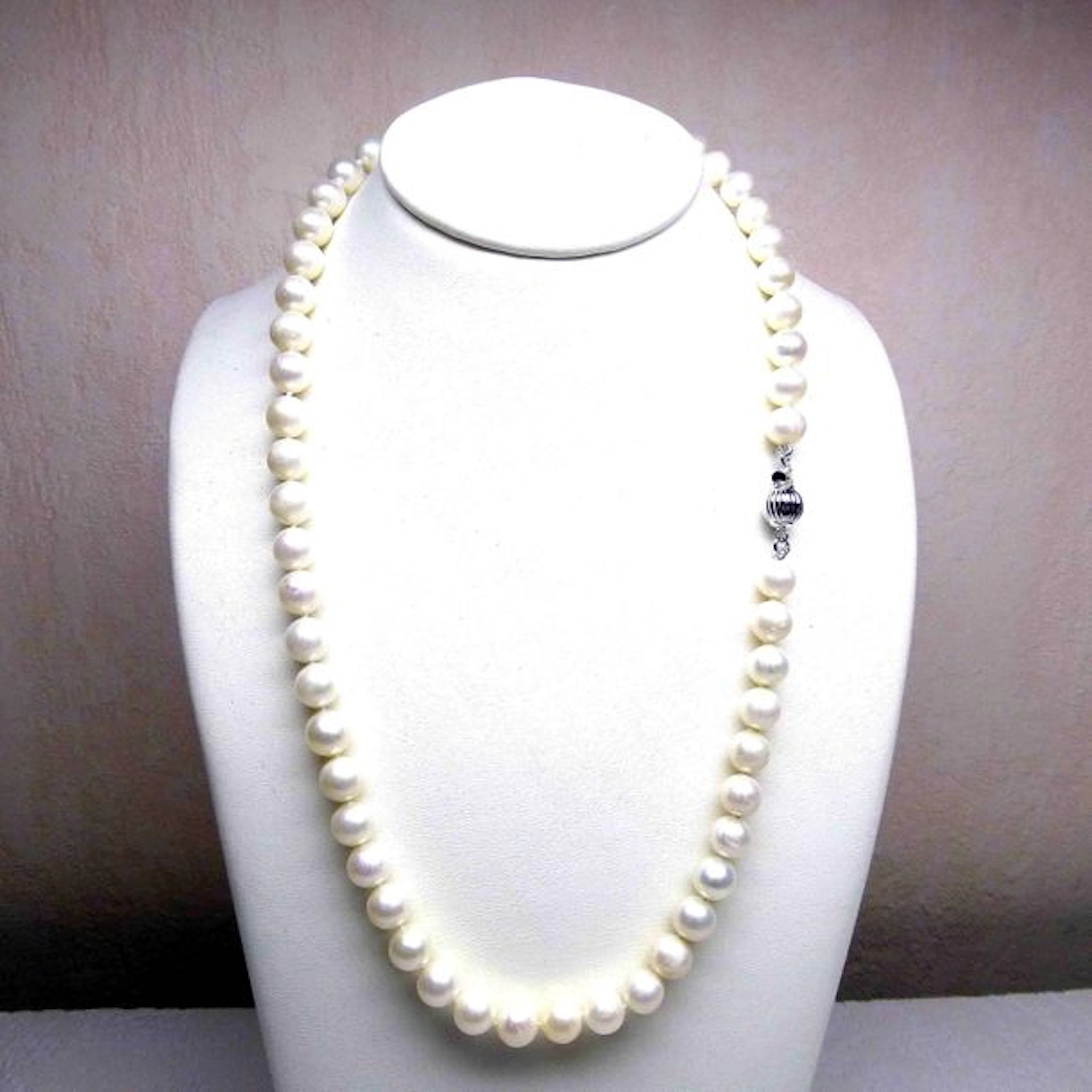 Un collier de perles de culture naturelles…
