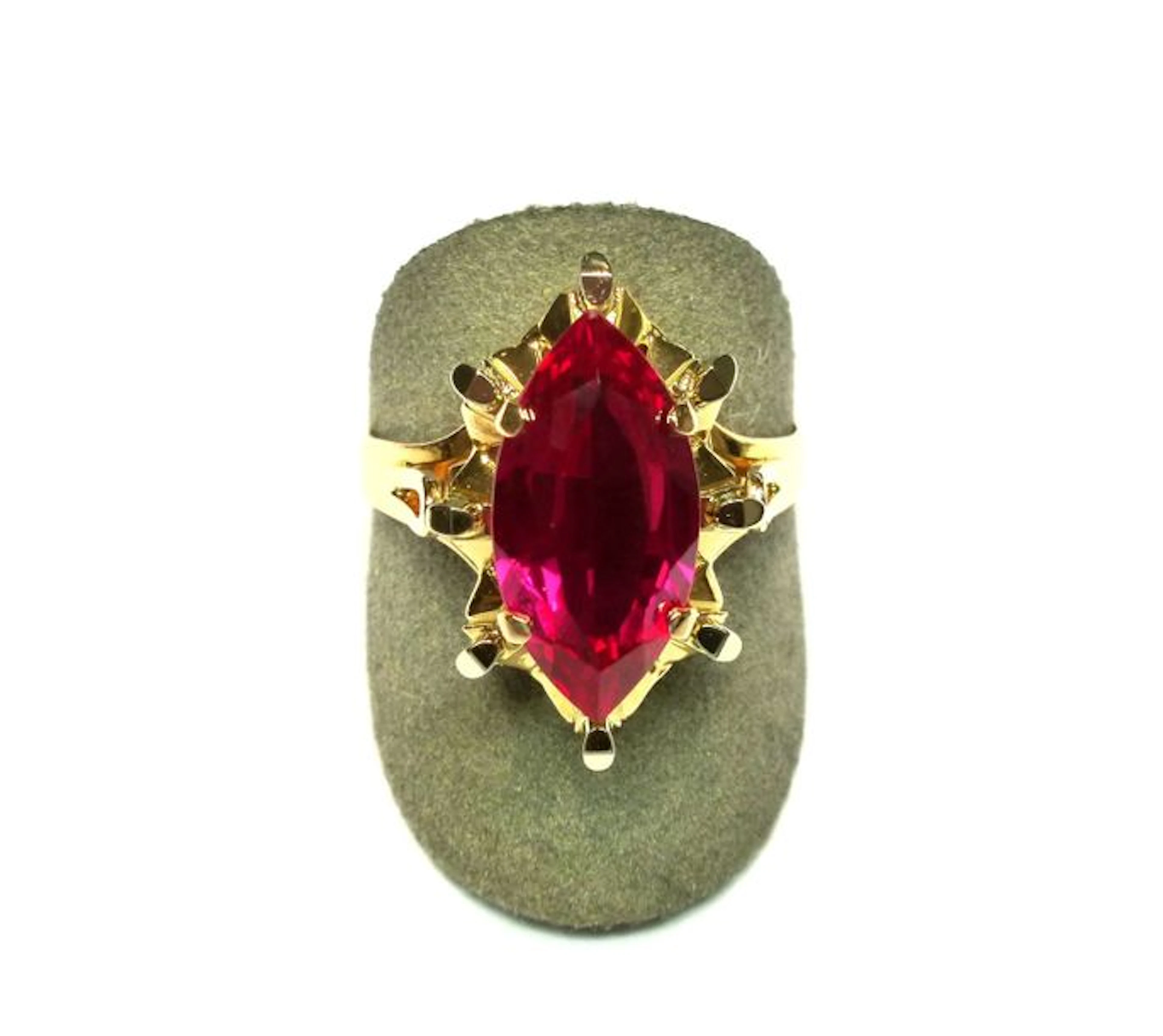 Bague bicolore centrée d'une pierre rouge…