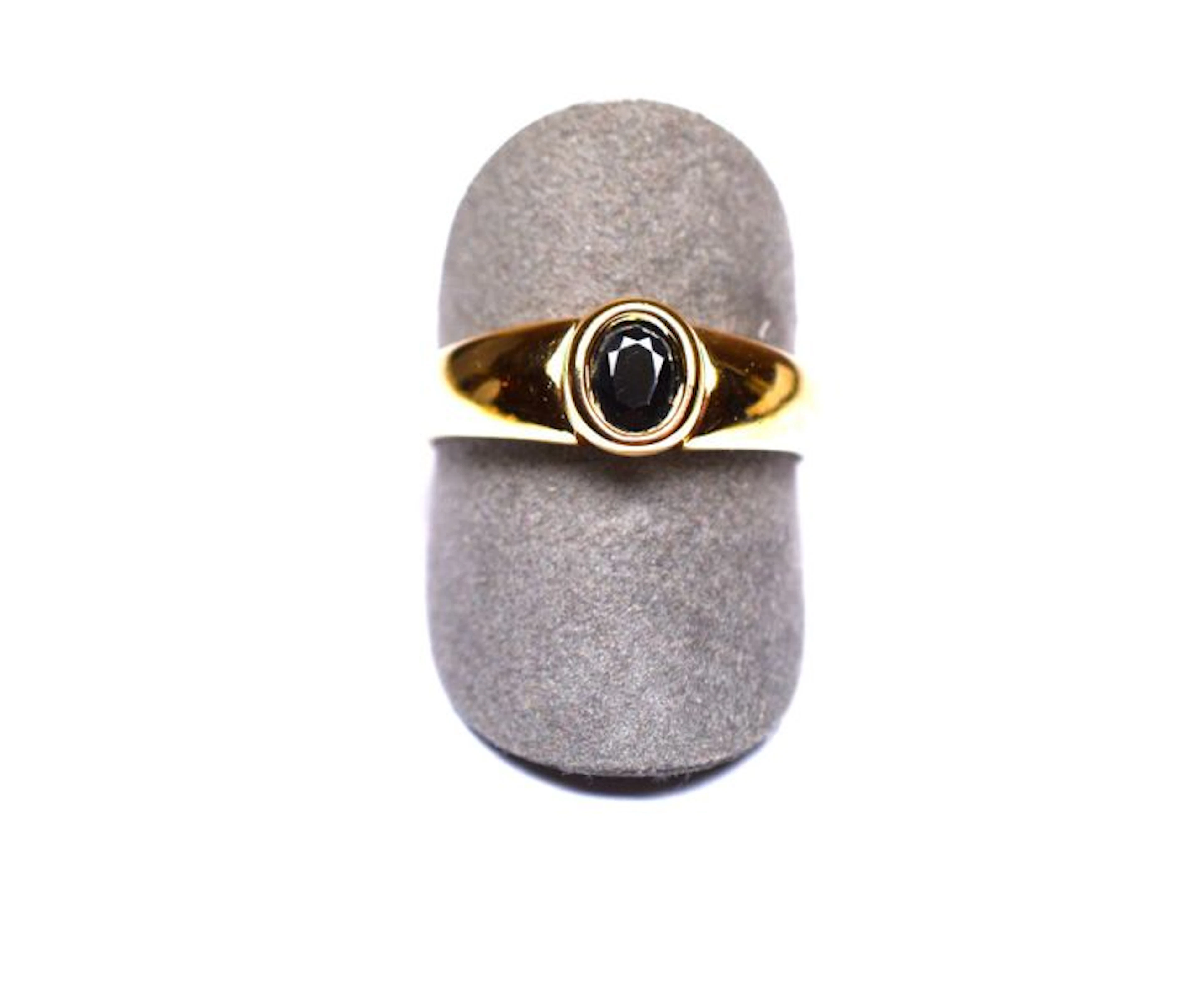 Bague en or jaune centrée en clos d'un saphir…