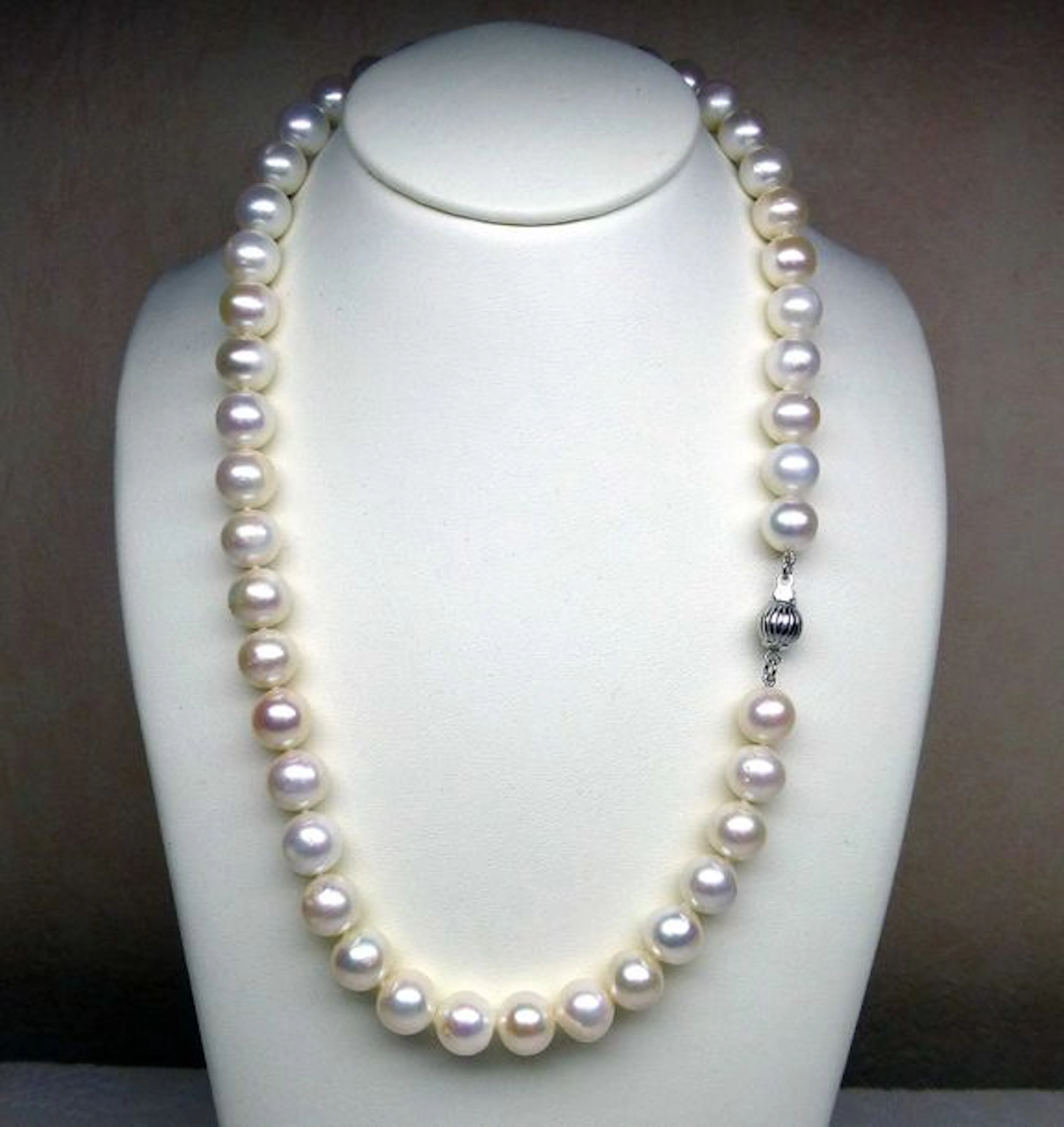 Un très joli et important collier de perles…