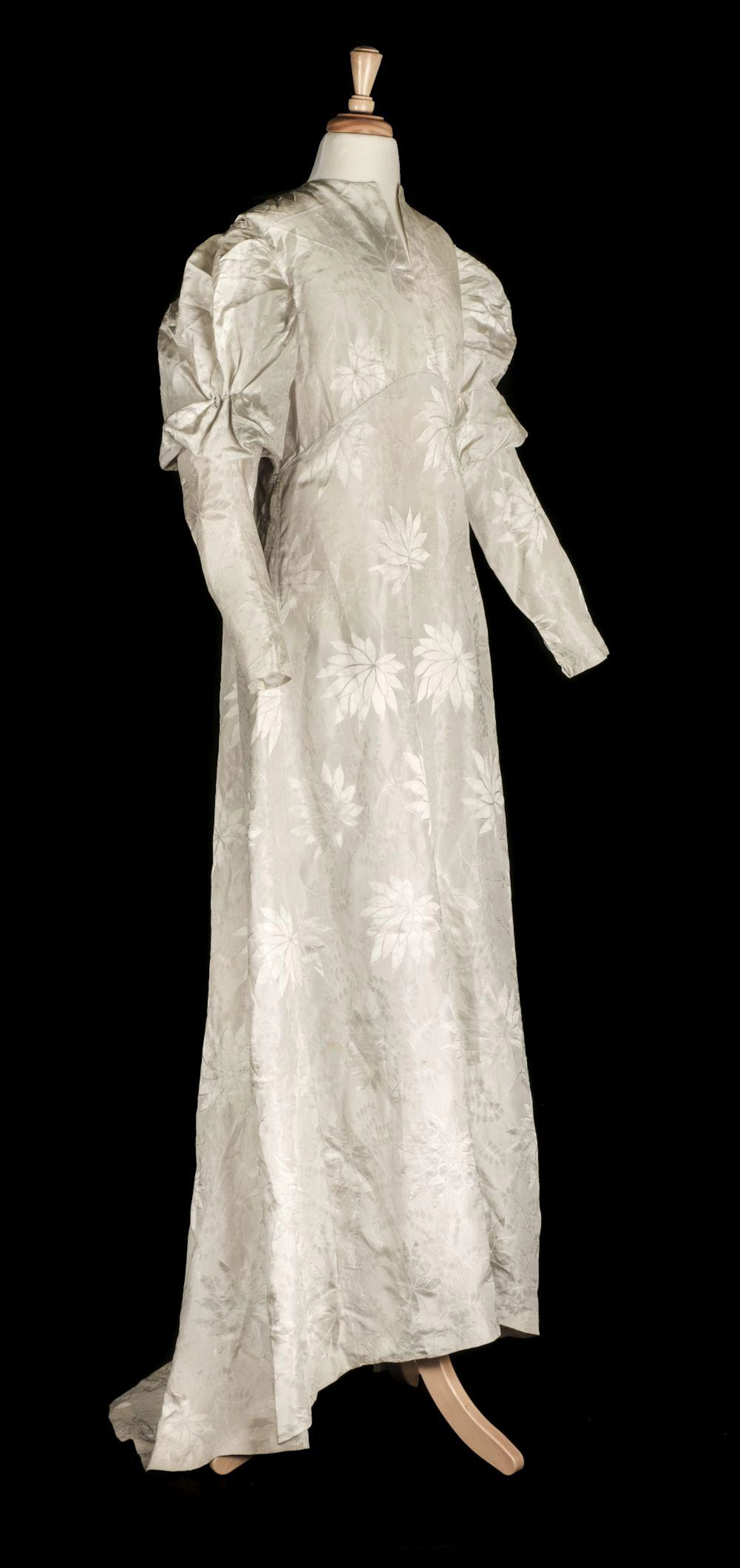 * Clothing. An Aesthetic Movement dress, circa 1870s/80s