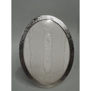 Charming Tiffany Edwardian Daisy Chain Oval Picture Frame