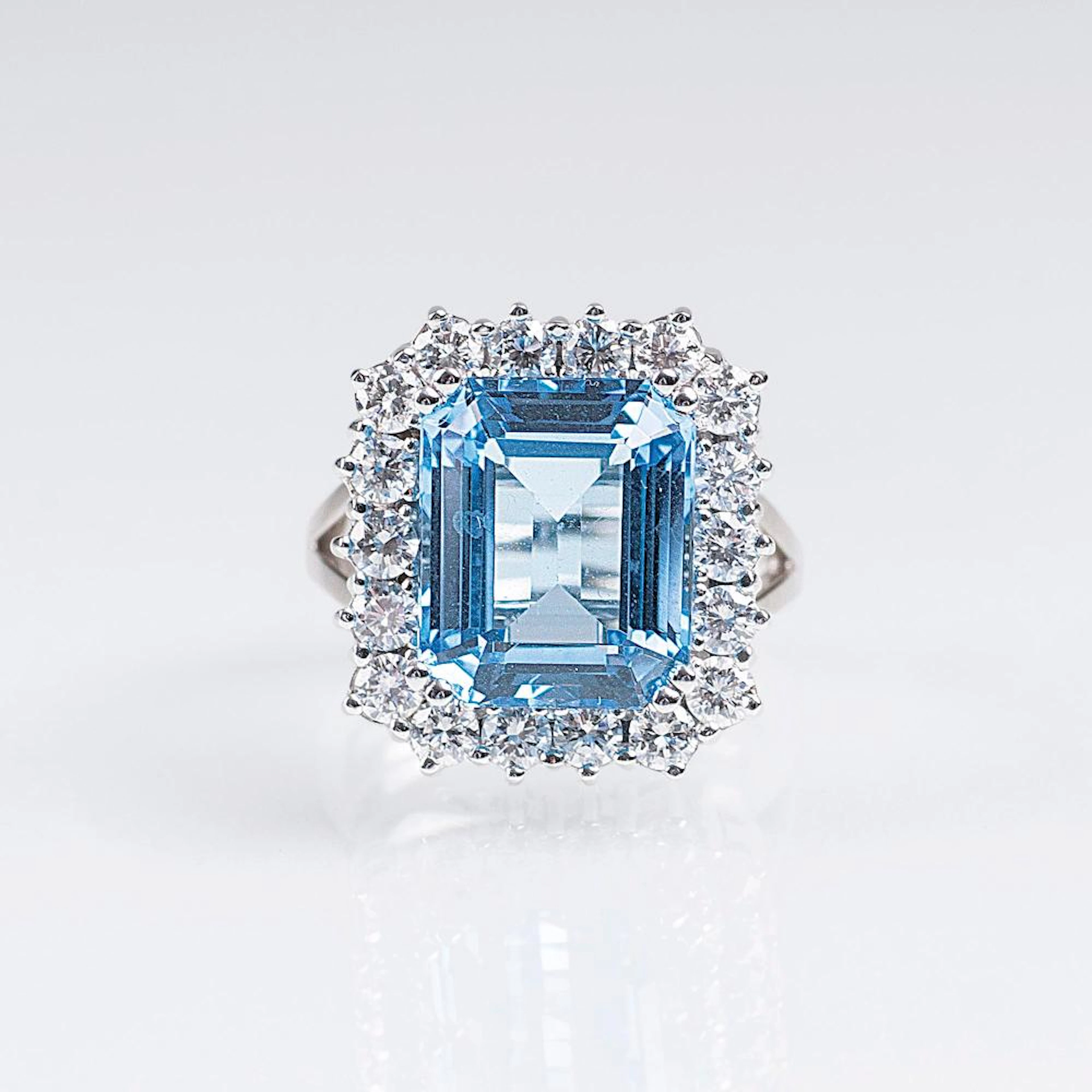 A TOPAZ DIAMOND RING.