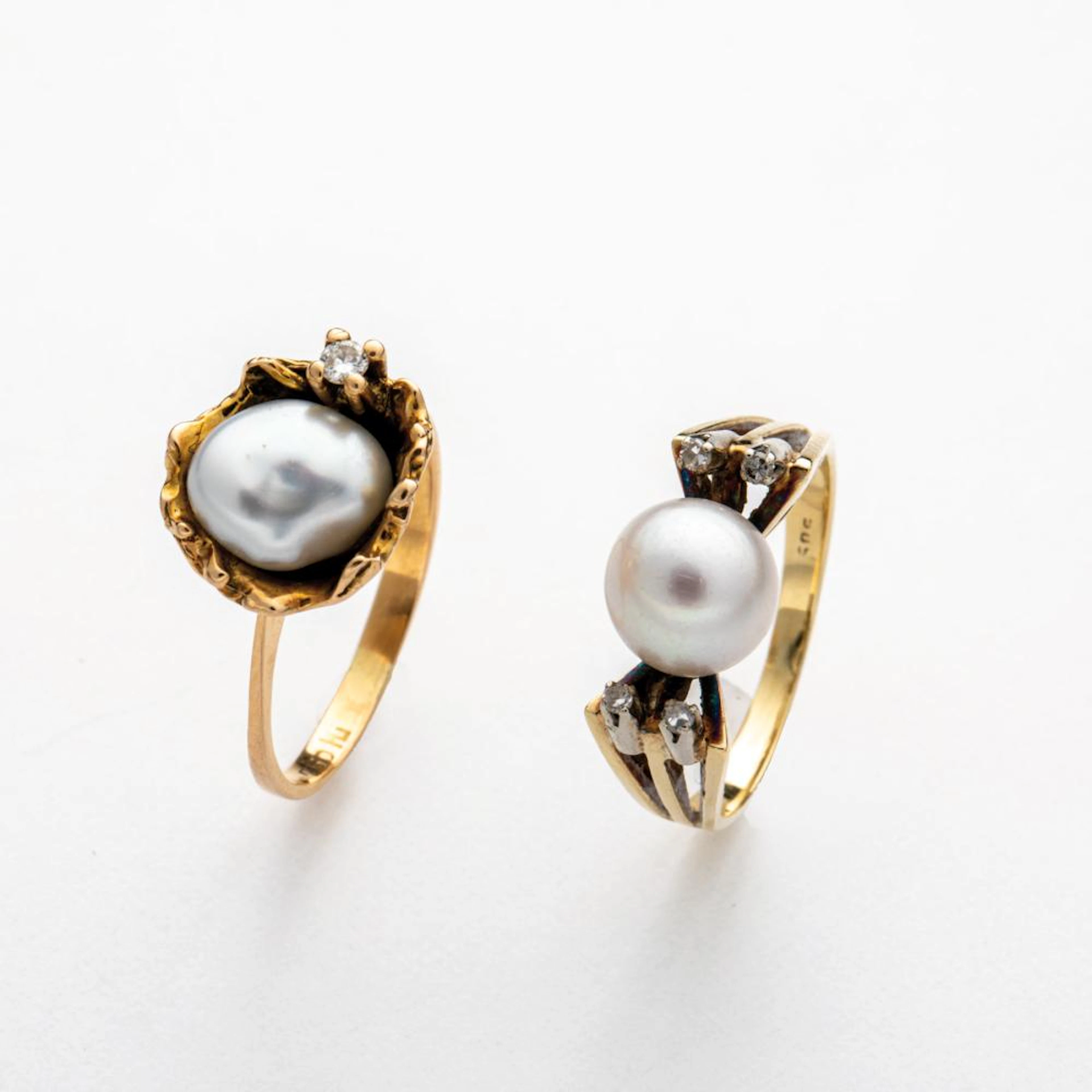Zwei Perlenringe mit Diamanten