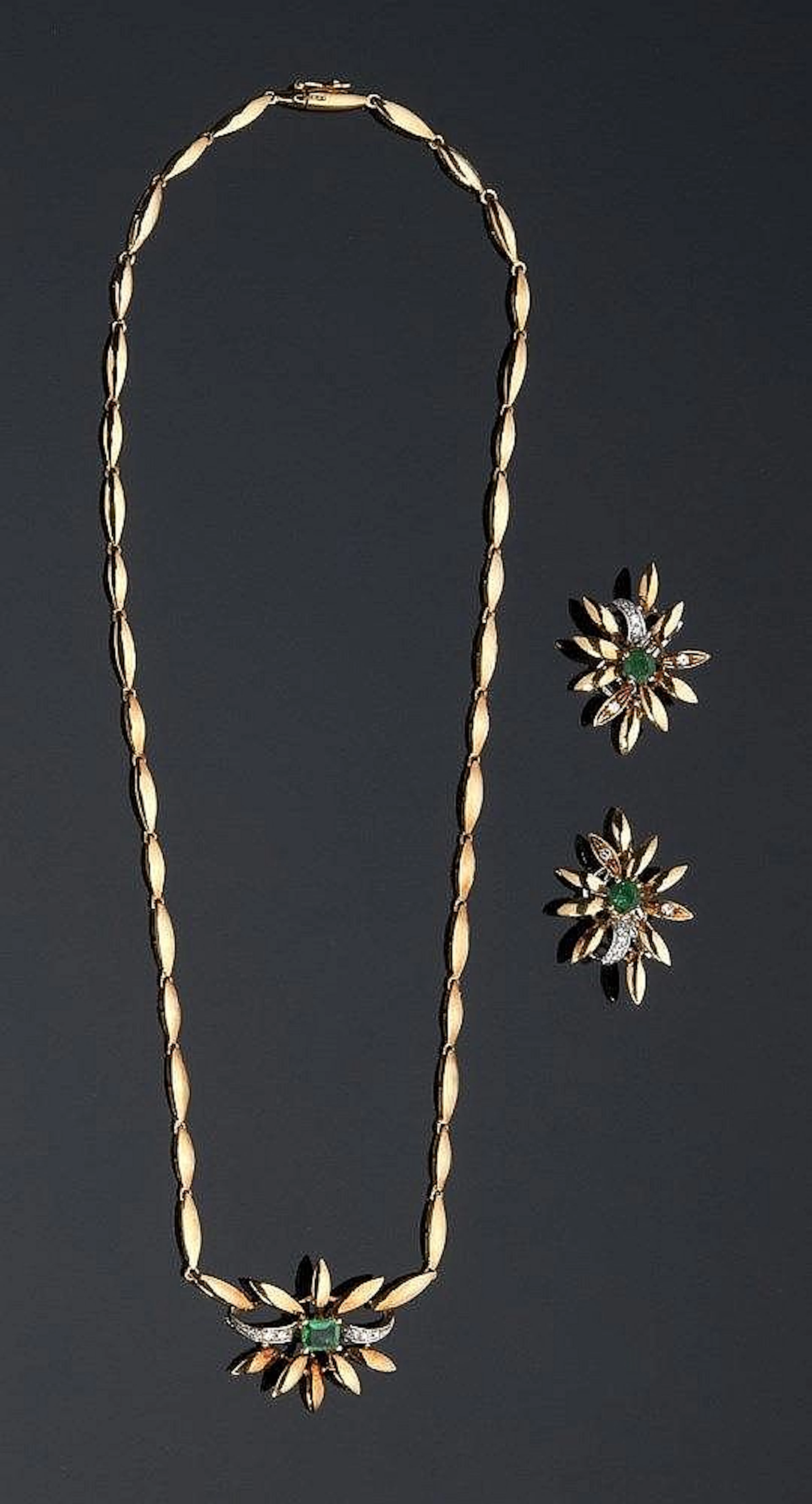 Vintage 18k yellow gold diamonds and emerald necklace and Demi-parure earrings