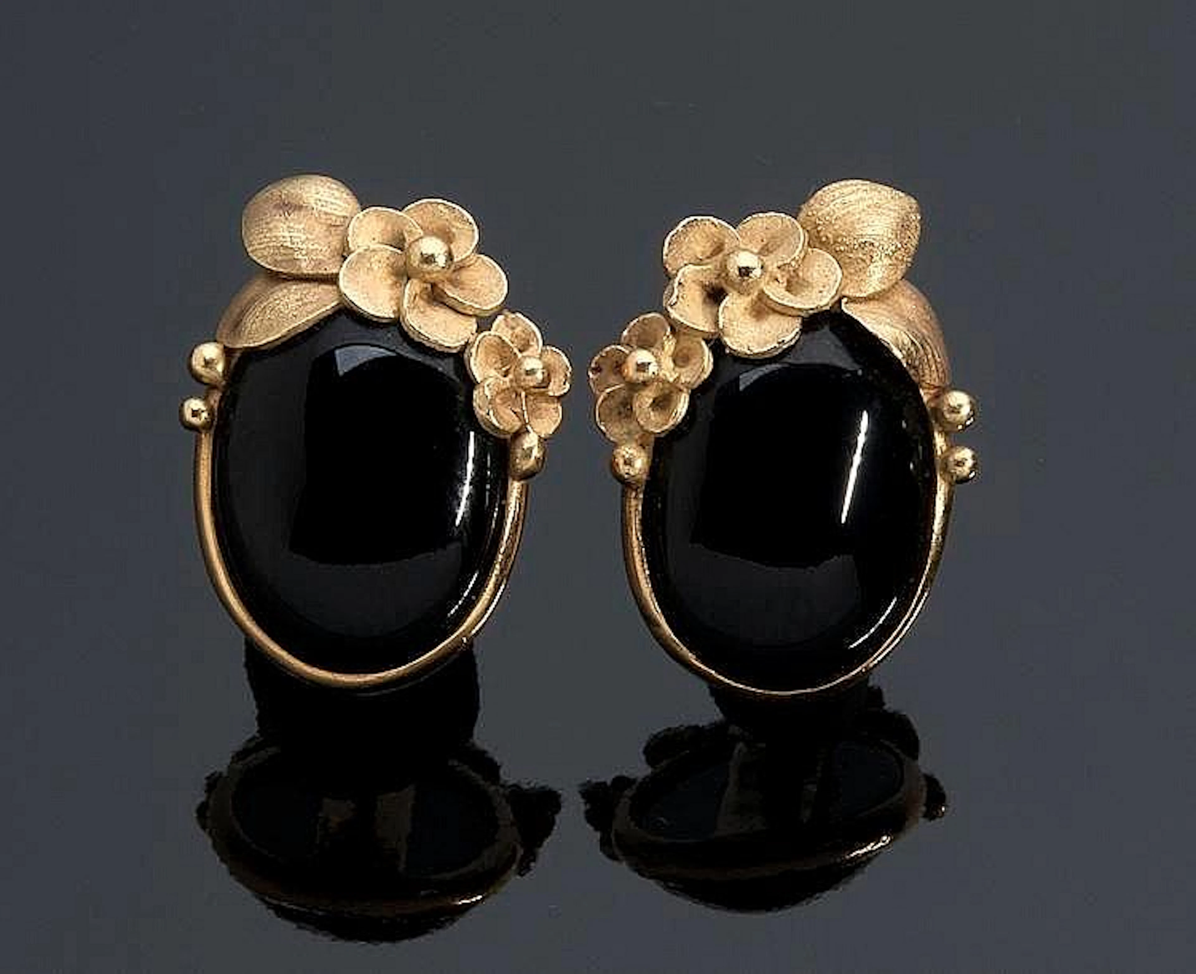Pair of beautiful vintage onix 18K gold earrings