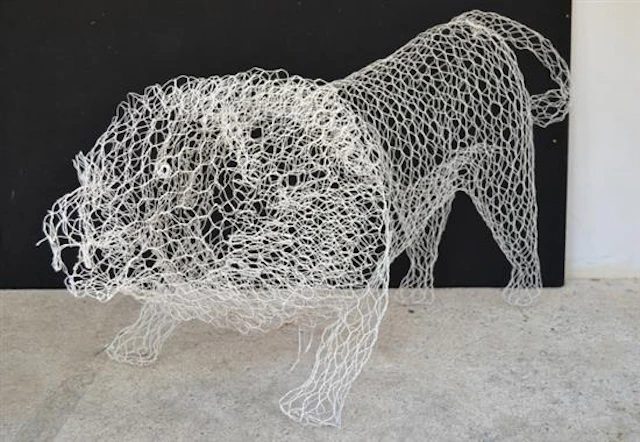 A WHITE PAINTED WIRE MESH FORMED LION SCULPTURE, 190CM LONG