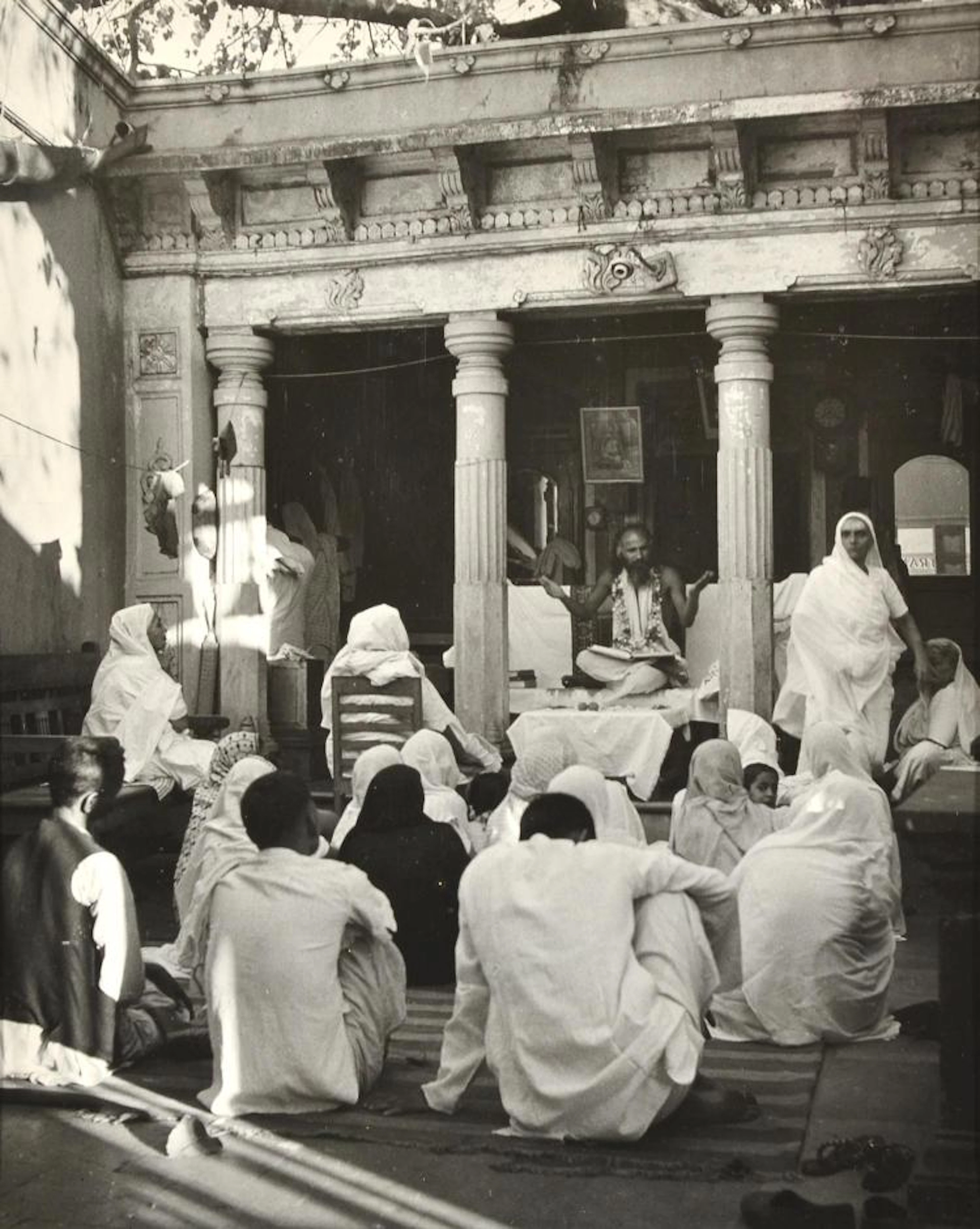 WERNER BISCHOF (1916-1954) Devotees, (Bombay) 1939 silver gelatin print