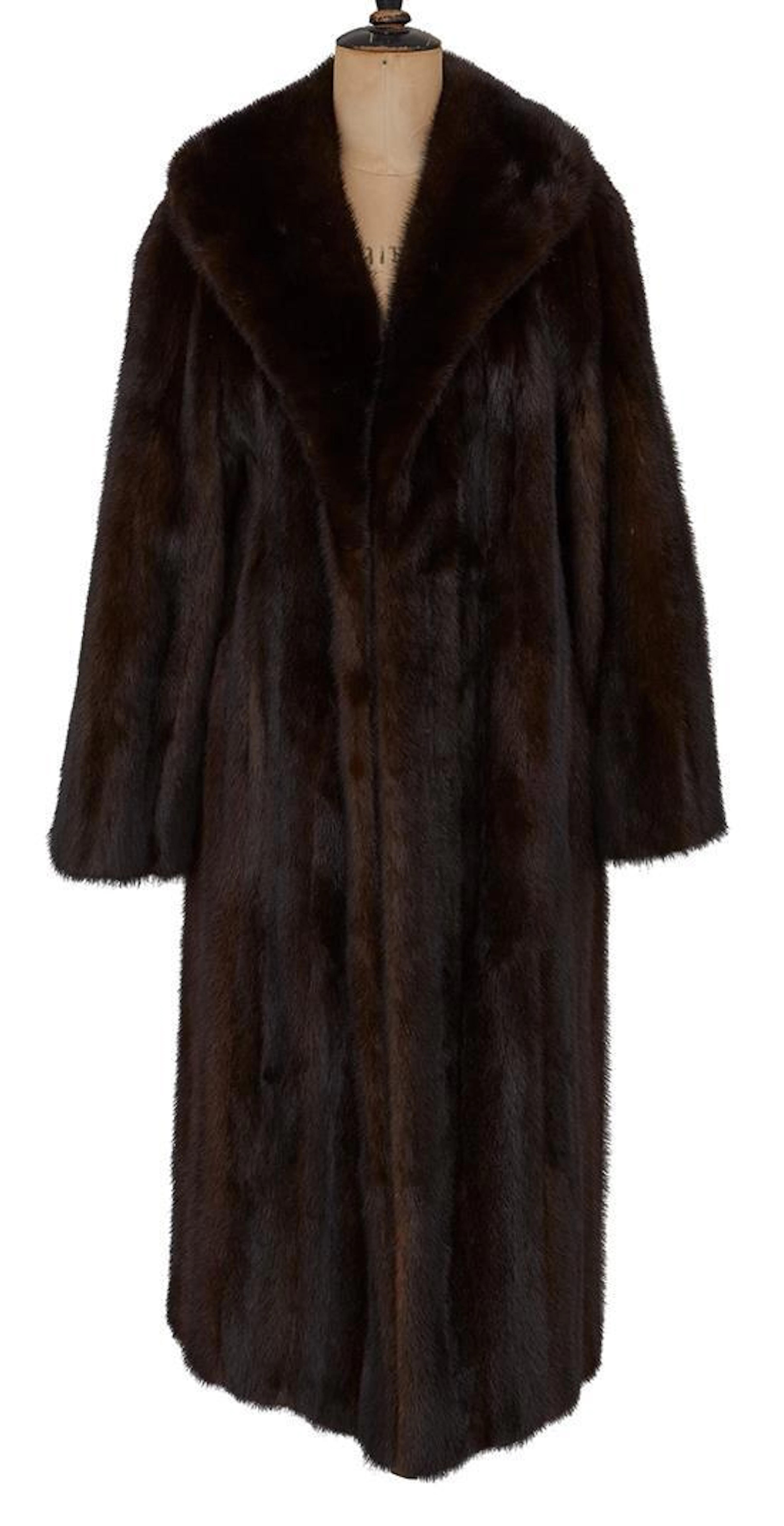 A KNEE LENGTH MINK COAT & MATCHED HAT, CIRCA 1955-1960