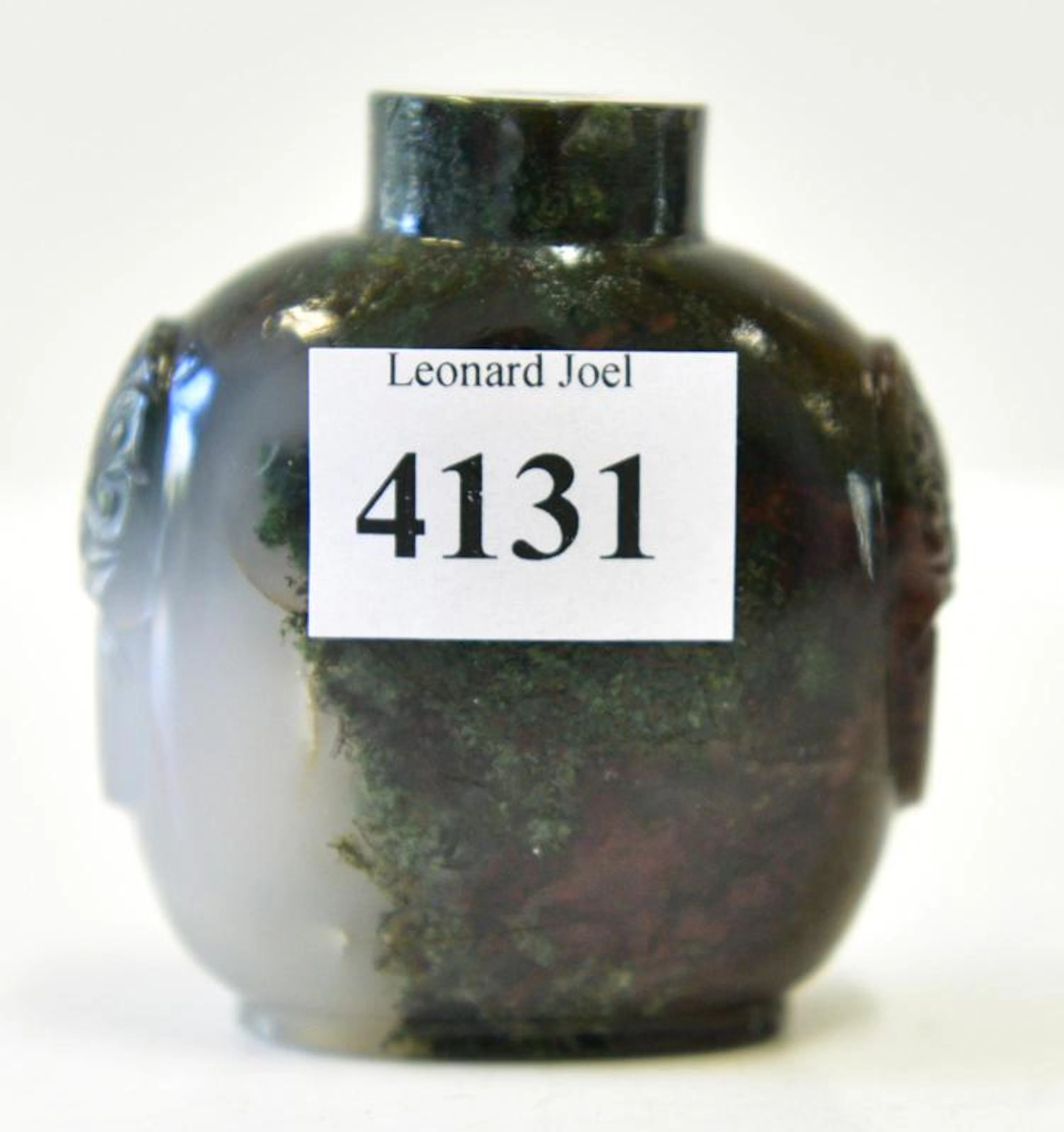 A MOSS AGATE SNUFF BOTTLE WITH RELIEF LIONS HEAD (STOPPER MISSING)