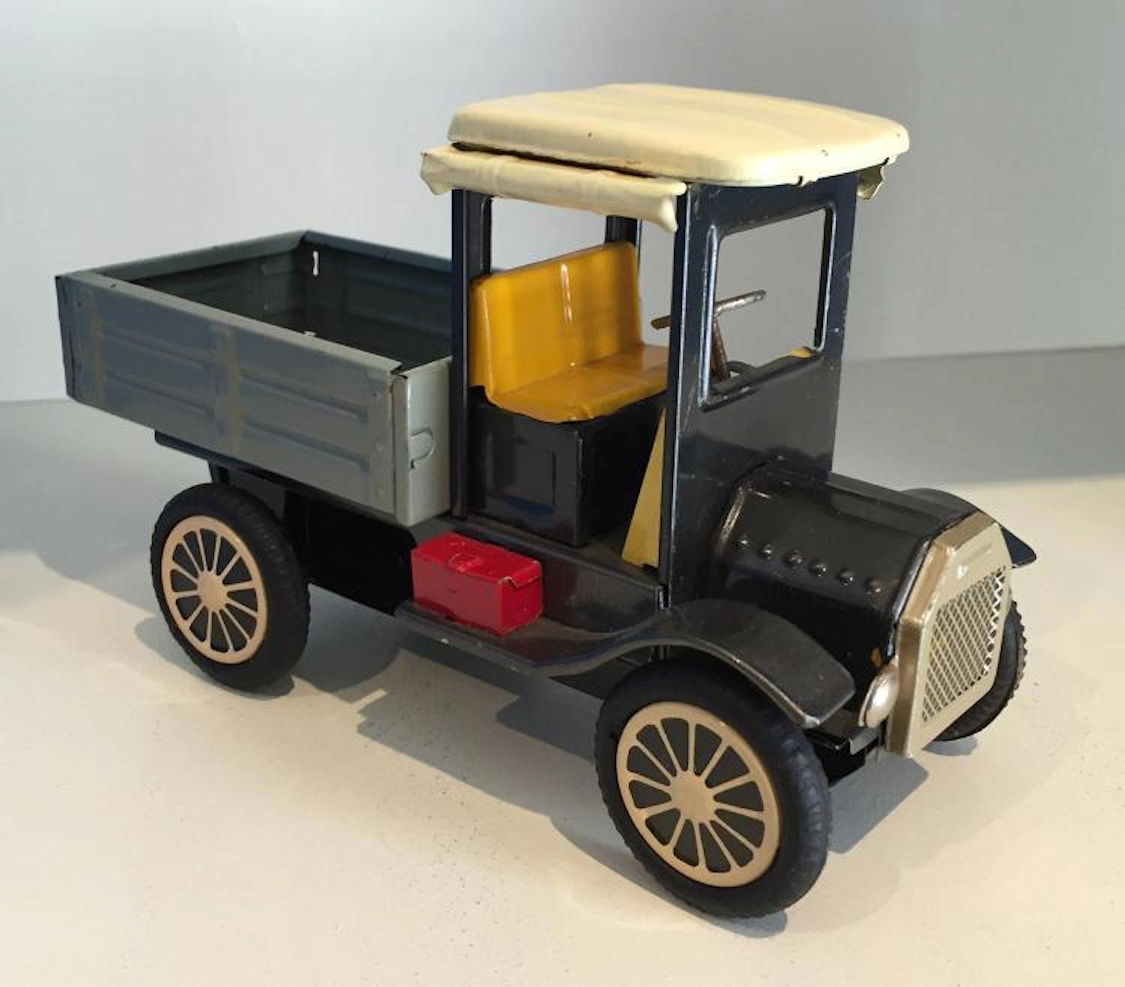 A COLLECTION OF TOY CARS INCLUDING A JAPANESE TIN TOY PICK-UP TRUCK