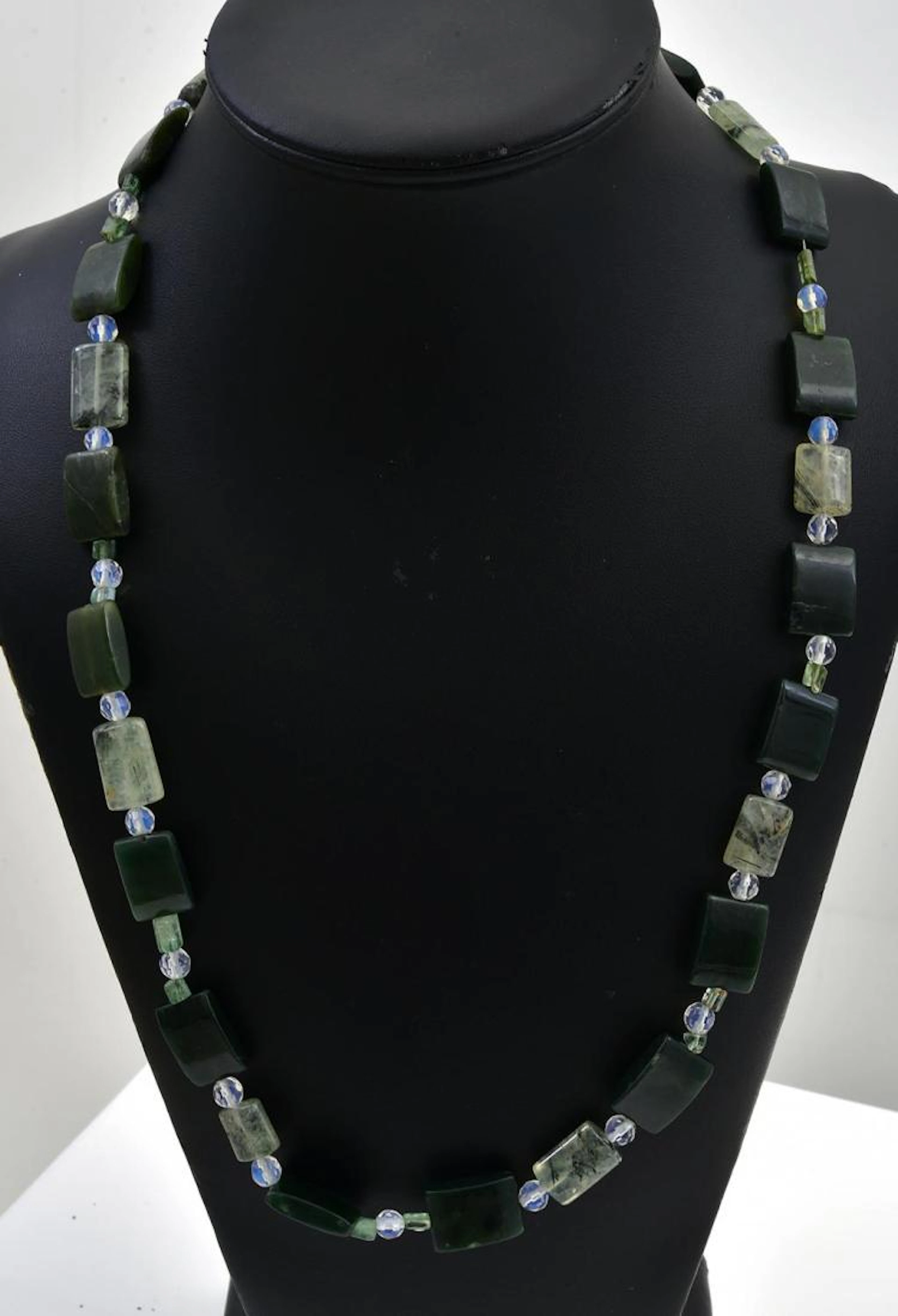 A NEPHRITE AND PREHNITE NECKLACE TO A SILVER CLASP