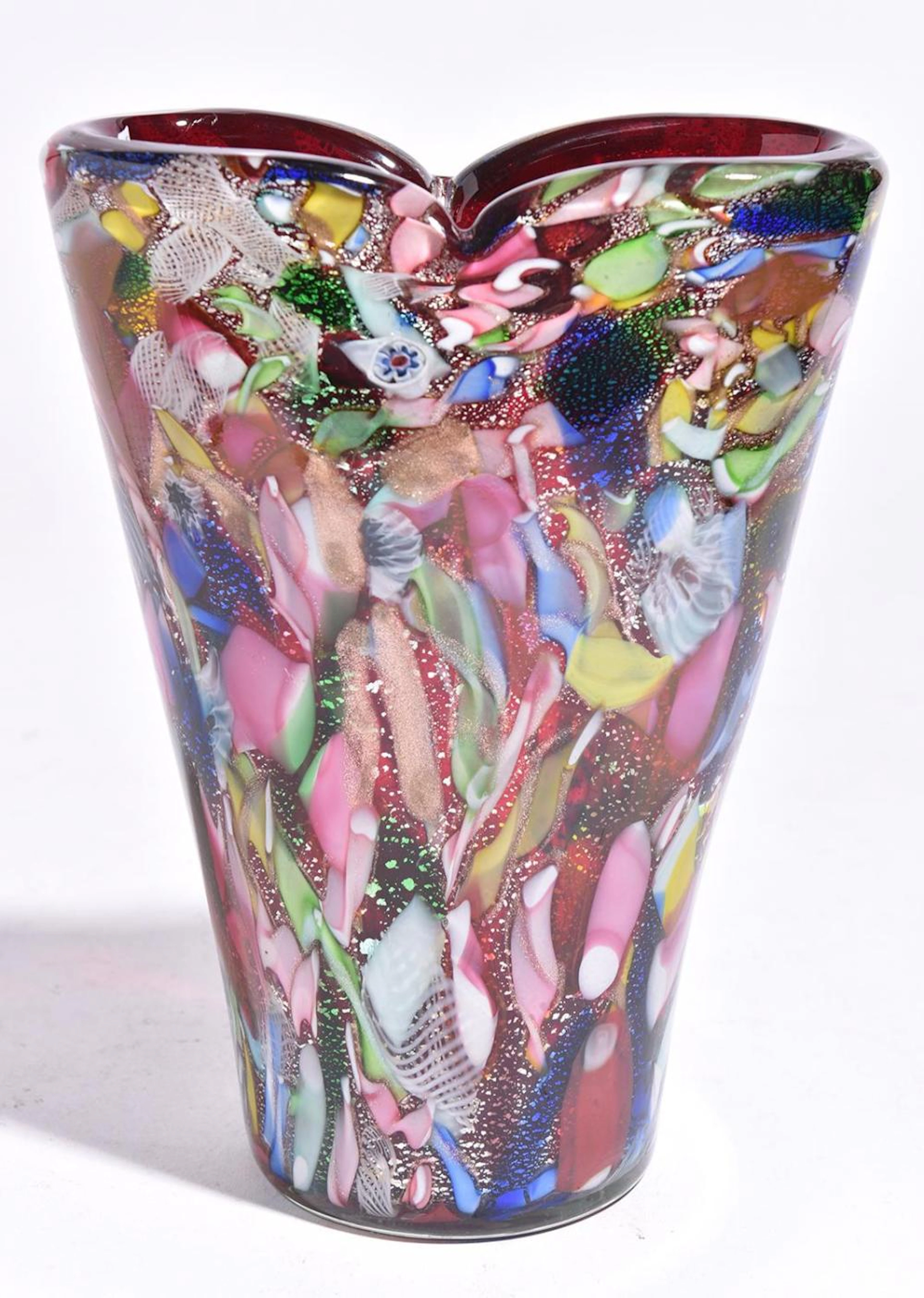 A C 1950S MURANO ARTE VETRARIA MURANESE VASE WITH RED UNDERLAY (20 CM HIGH)