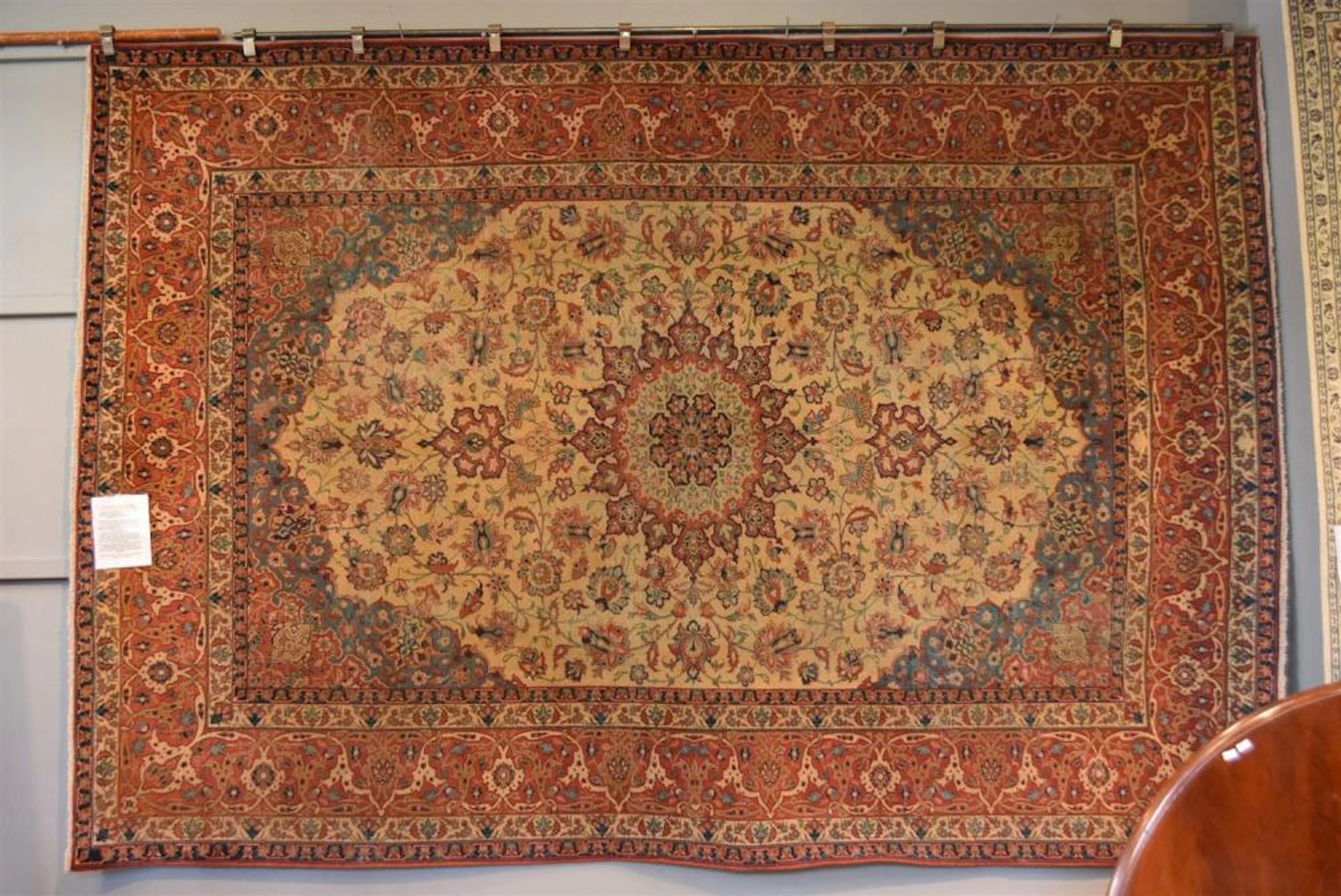 A COLLECTABLE ANTIQUE PERSIAN ISFAHAN CARPET