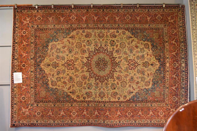 A COLLECTABLE ANTIQUE PERSIAN ISFAHAN CARPET