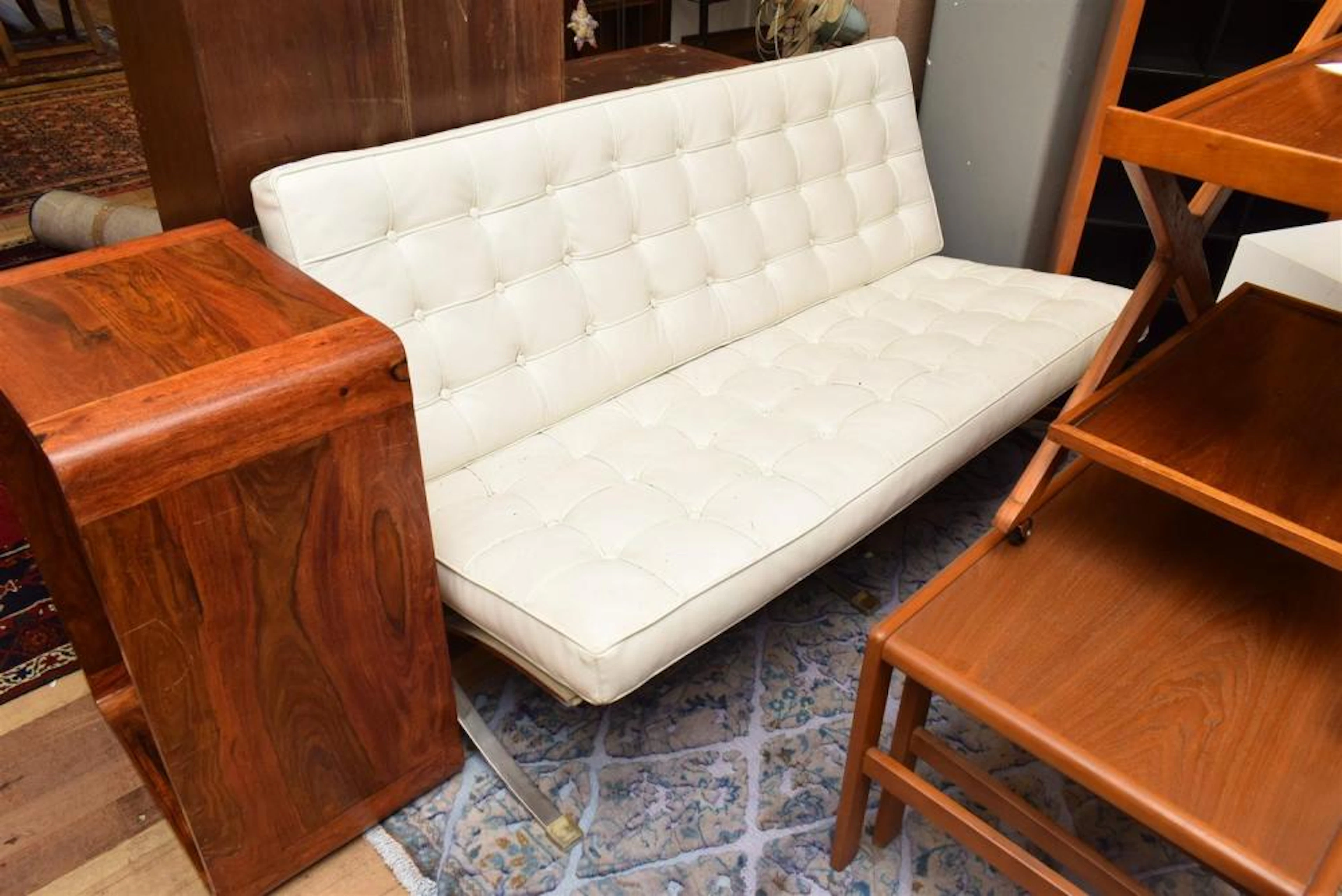 A BARCELONA STYLE SOFA LOUNGE (81 X 155 X 78CM)