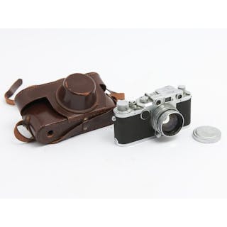 A VINTAGE LEICA MODEL IIf CAMERA IN LEATHER CARRYING CASE