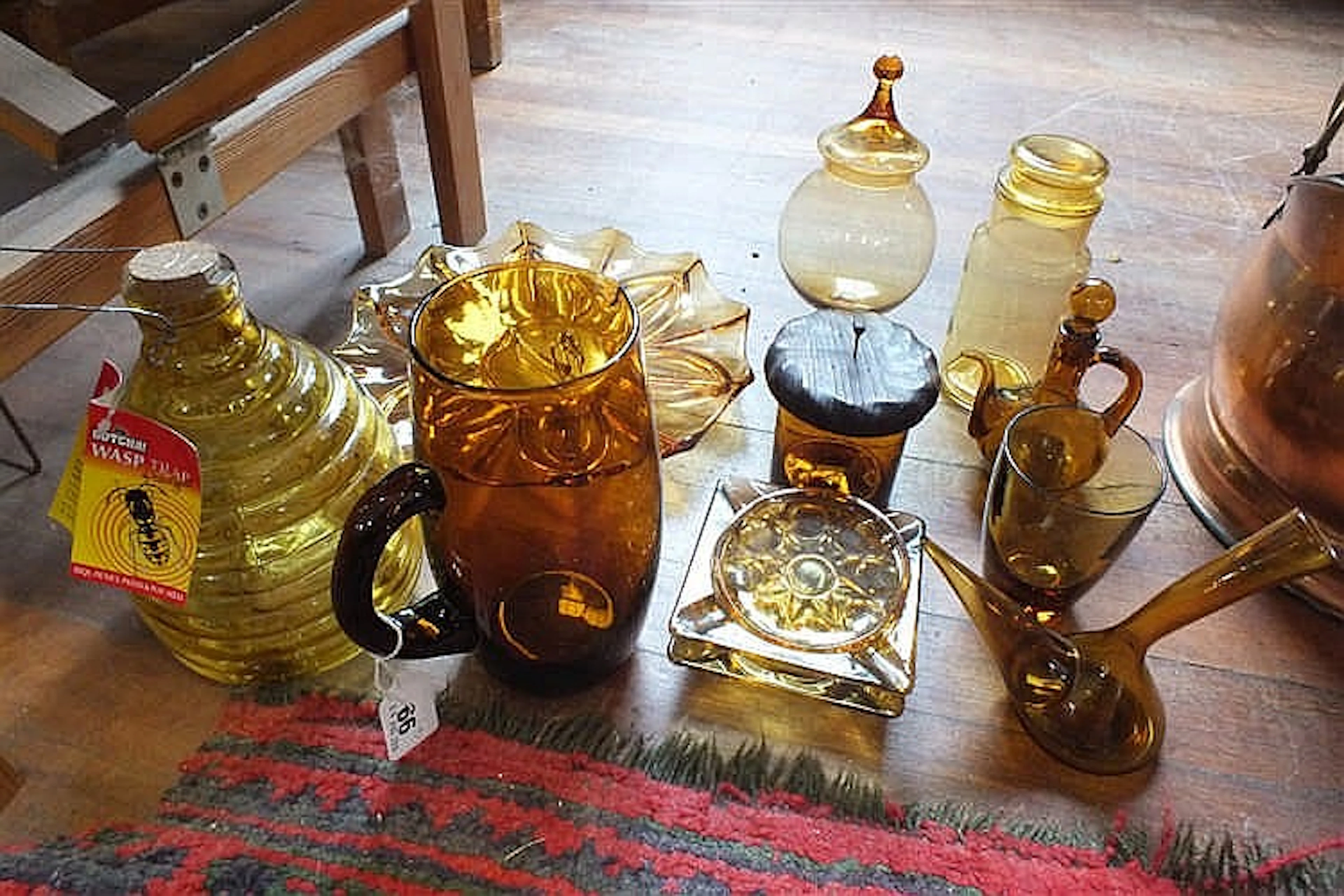 Collection of amber glass items (13)
