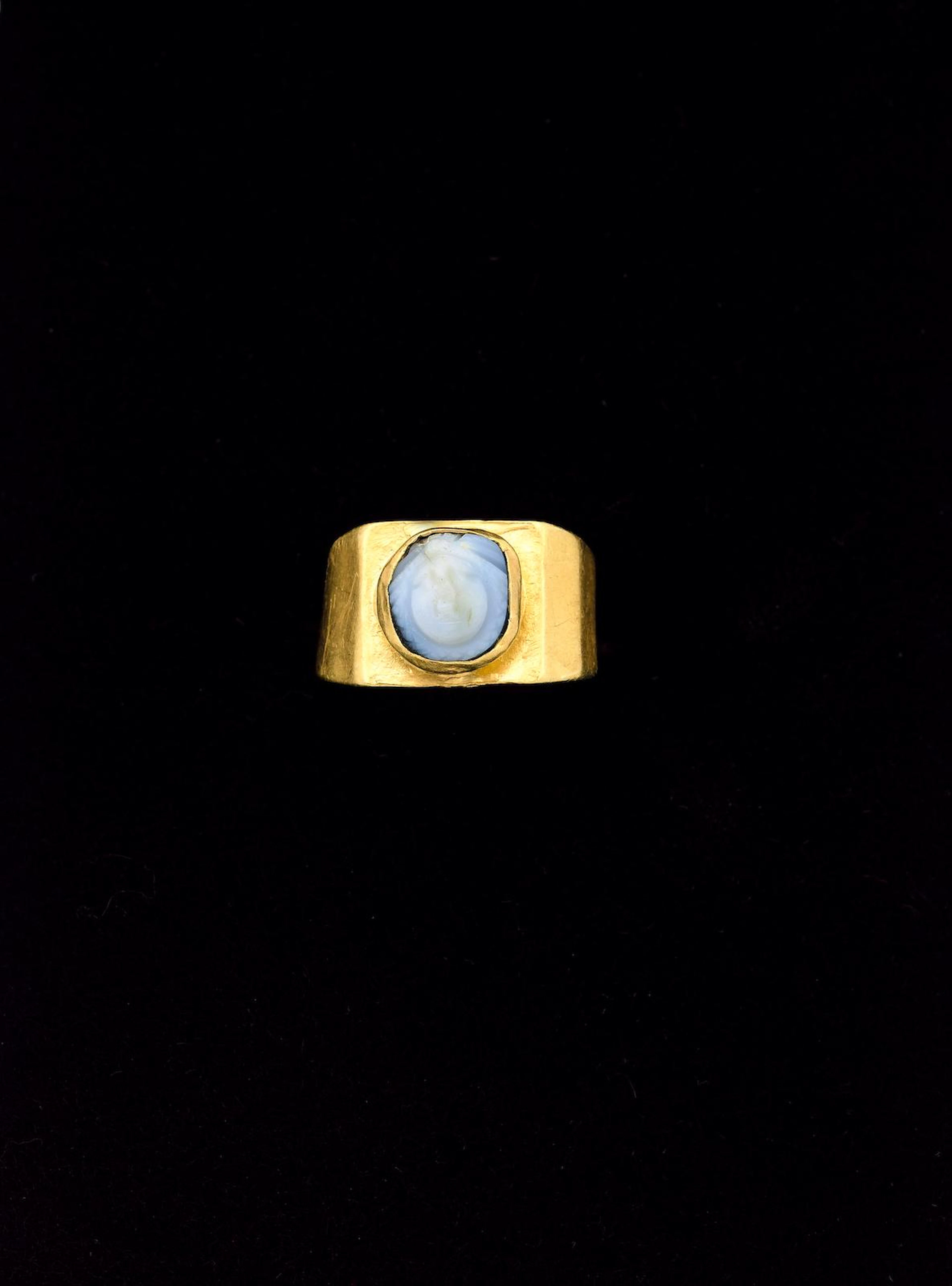A Roman onyx cameo ring
