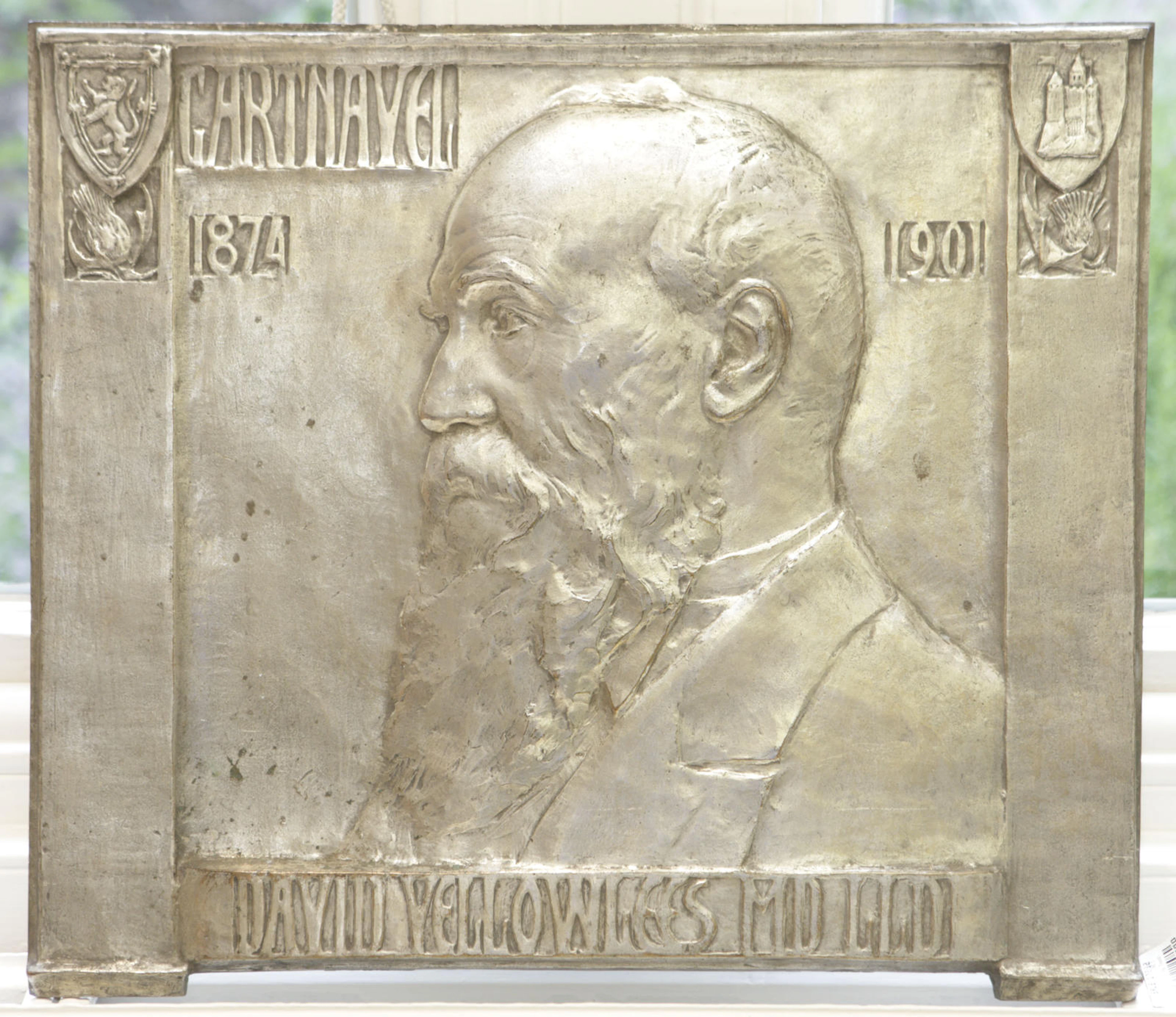 A silvered bronze plaque depicting David Yellowlees MDLLD