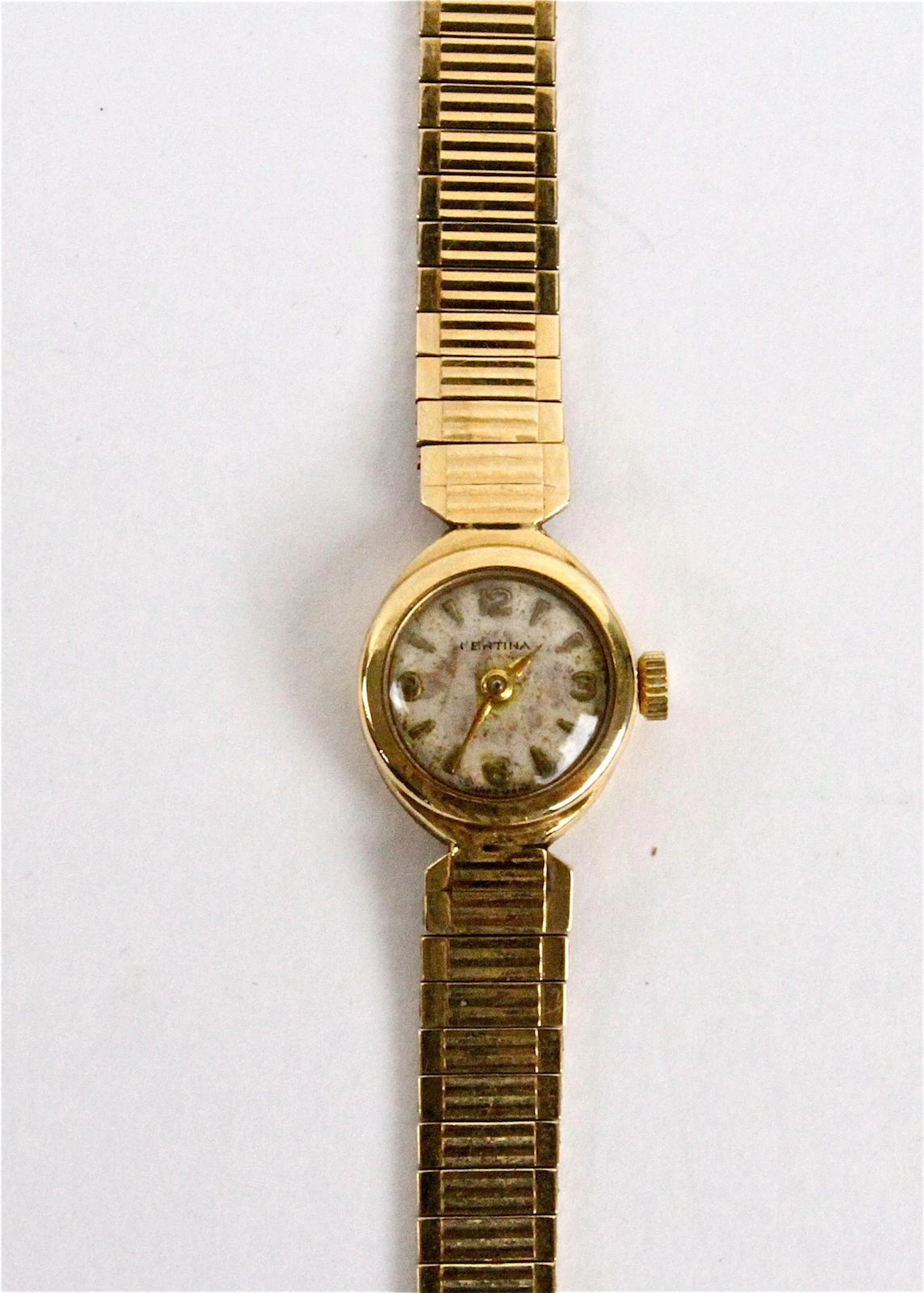 A lady's 9 carat gold wristwatch