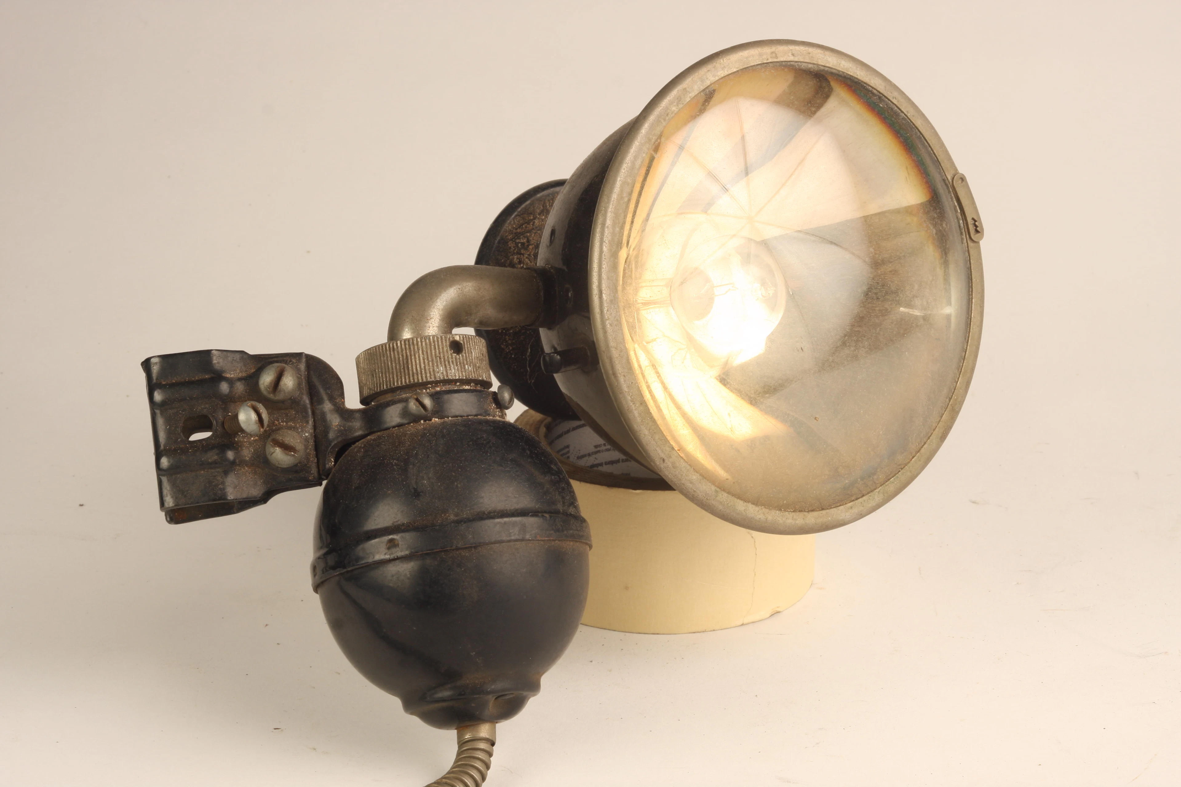 An Autoreelite spotlight with mirror,