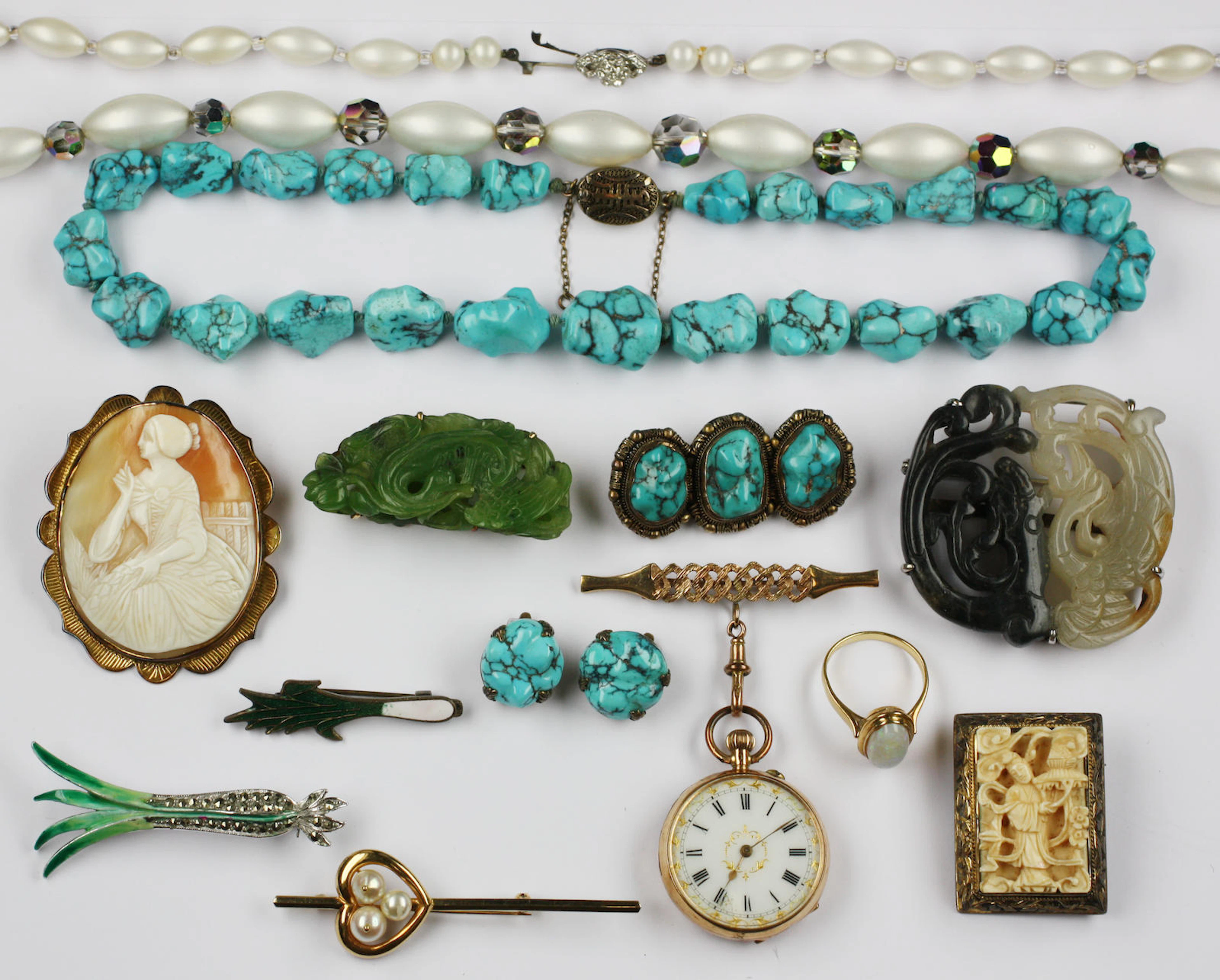 A collection of assorted jewellery and costume jewellery items