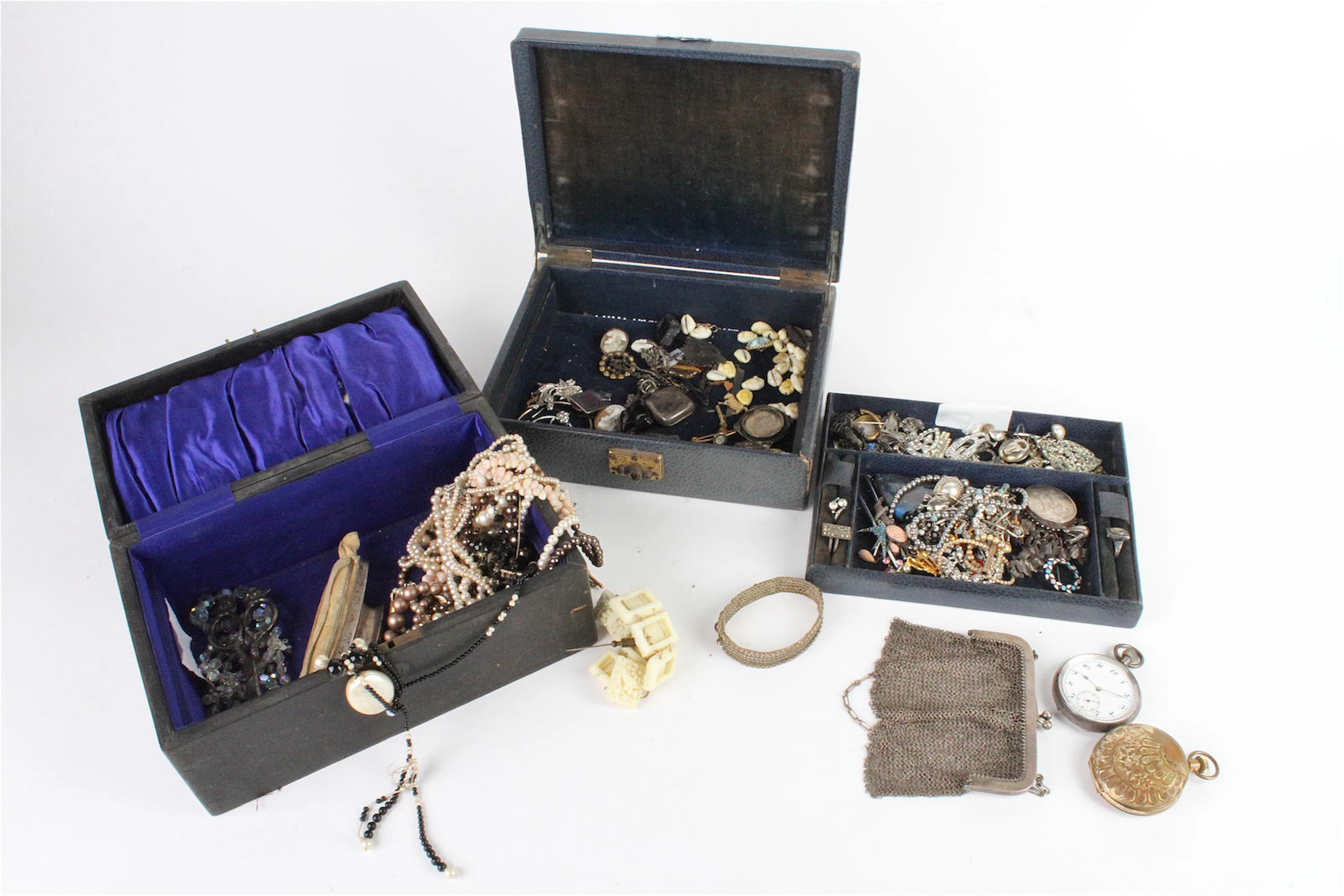 A collection of jewellery items (qty)